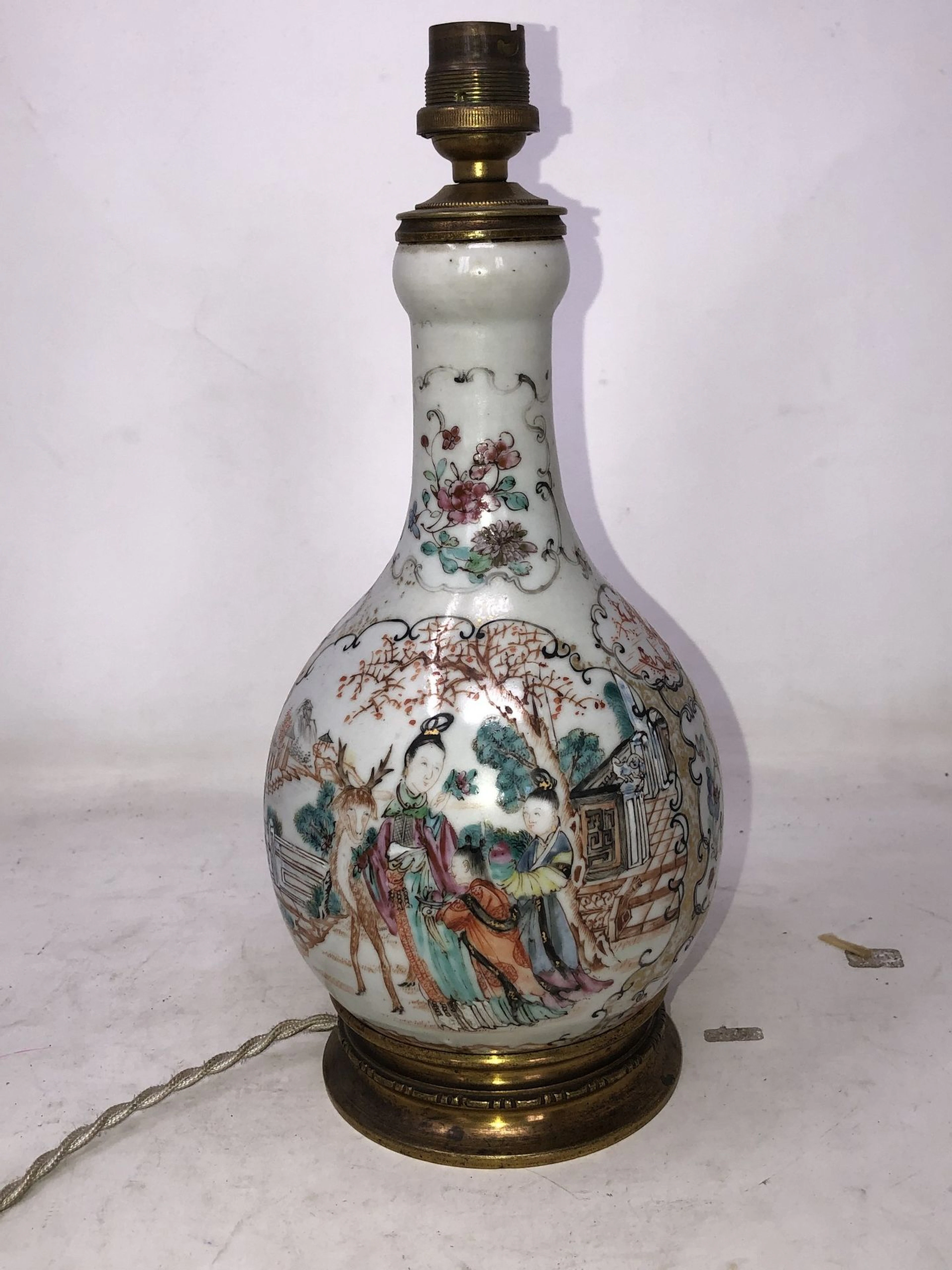 Vase bouteille en porcelaine et émaux de..