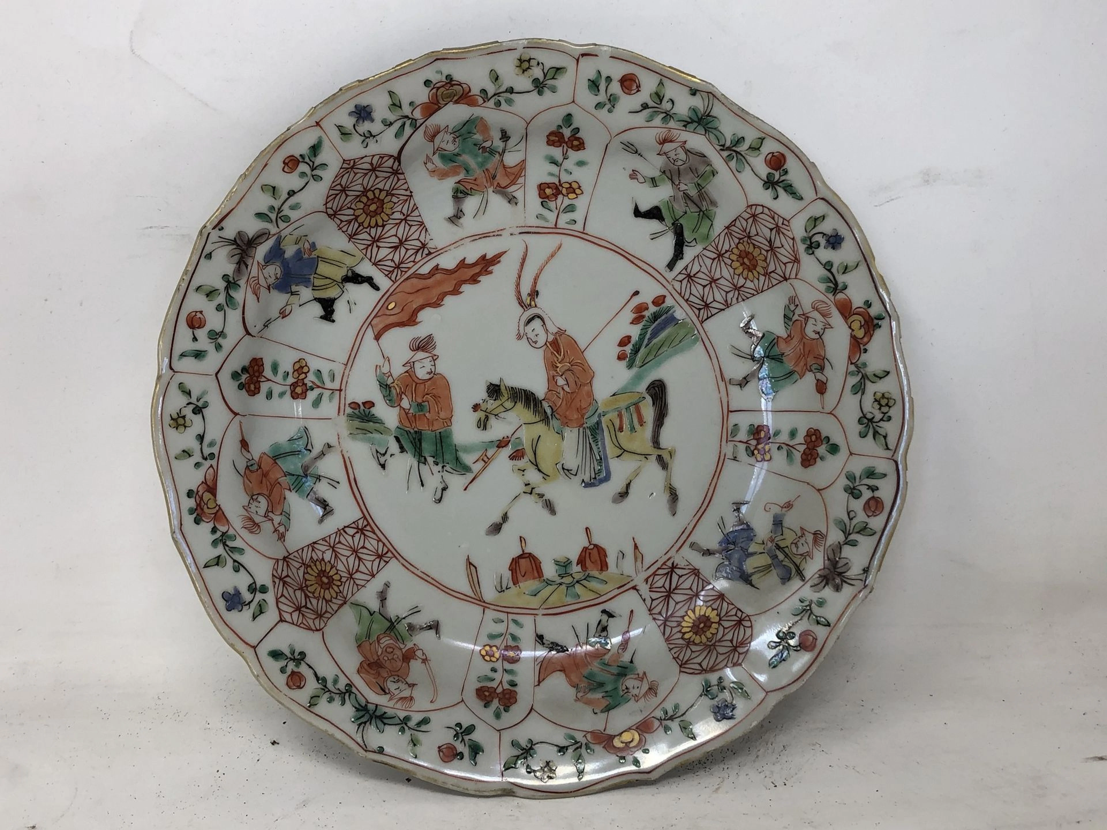 Assiette creuse en porcelaine et émaux famille..