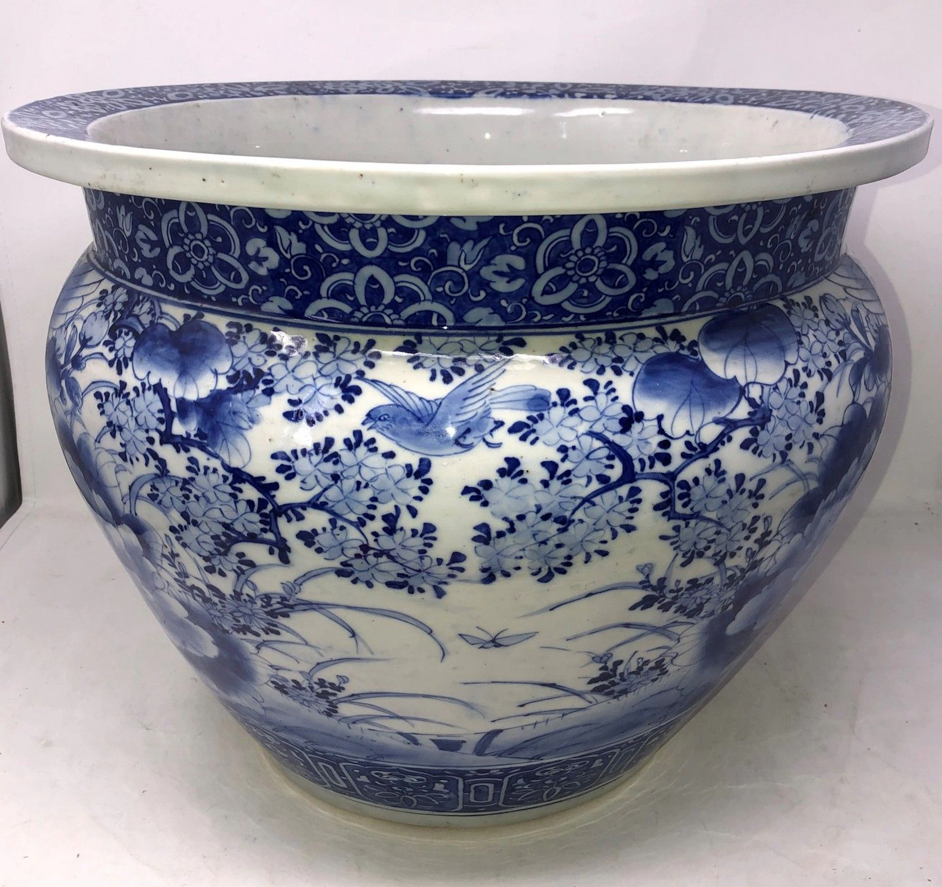 Cache-pot en porcelaine à décor en camaieu..