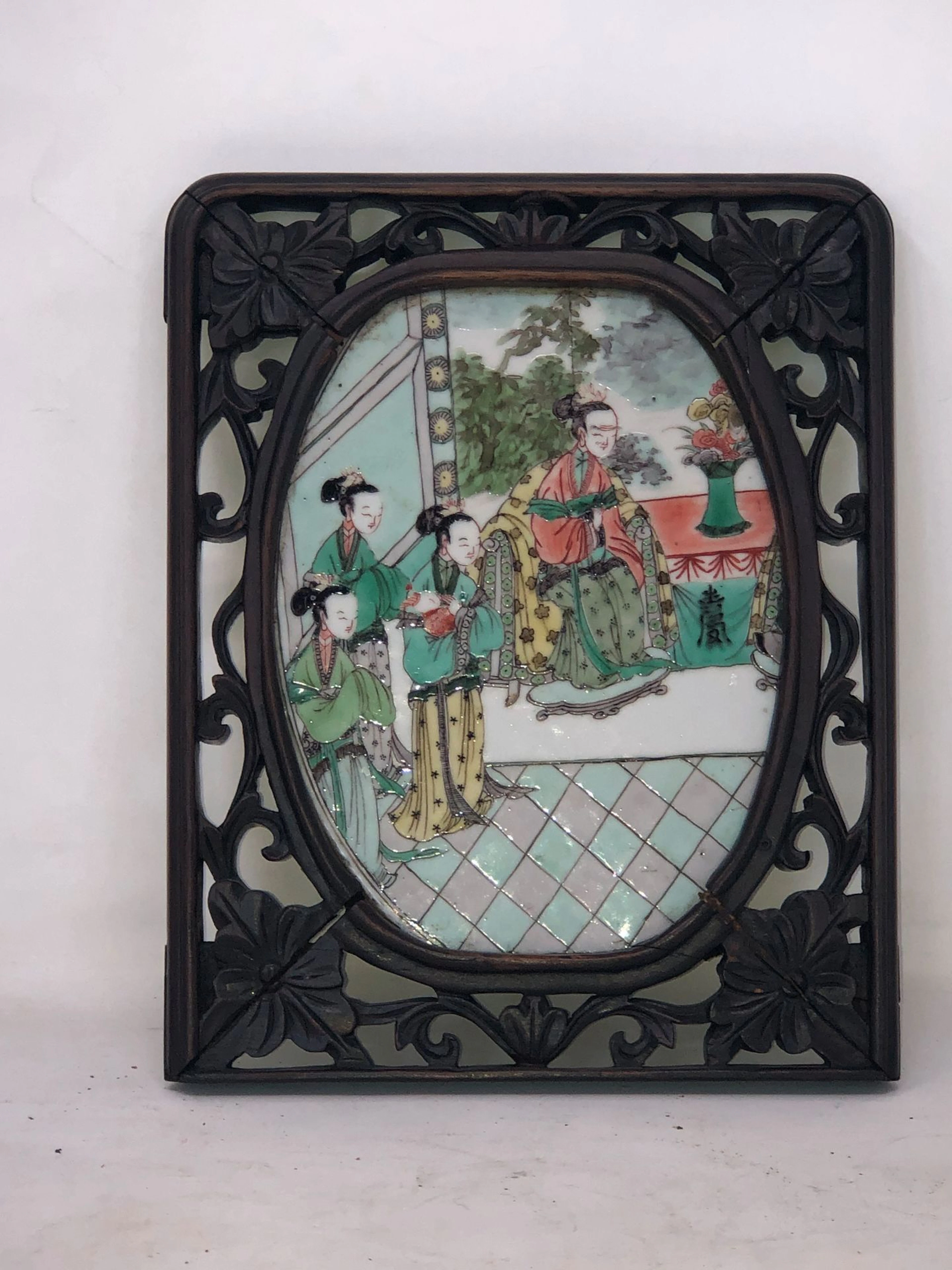 Plaque ovale en porcelaine et émaux de la..