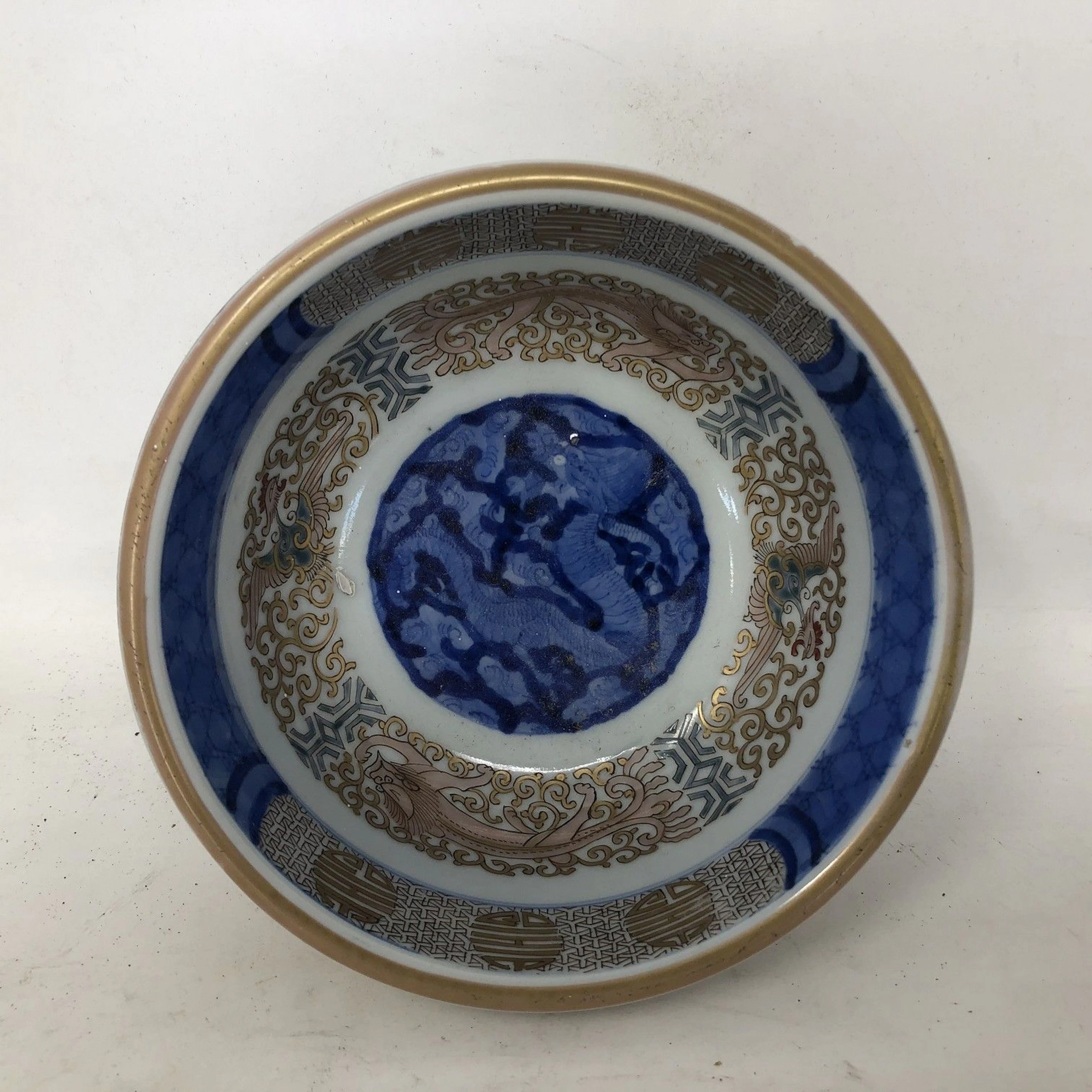 Petite coupe en porcelaine à décor bleu et..