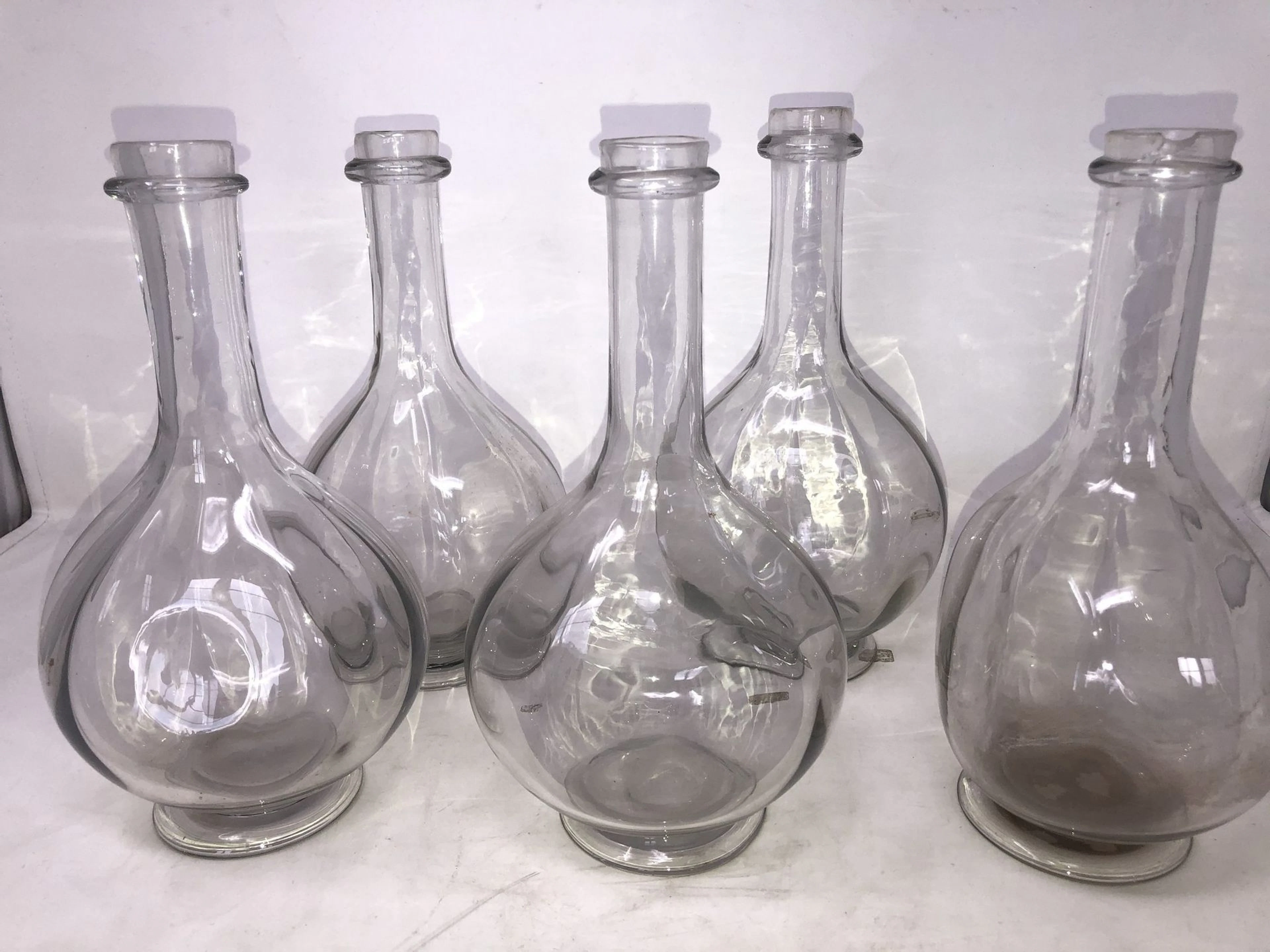Quatre carafes en verre à panse aplatie Fin..