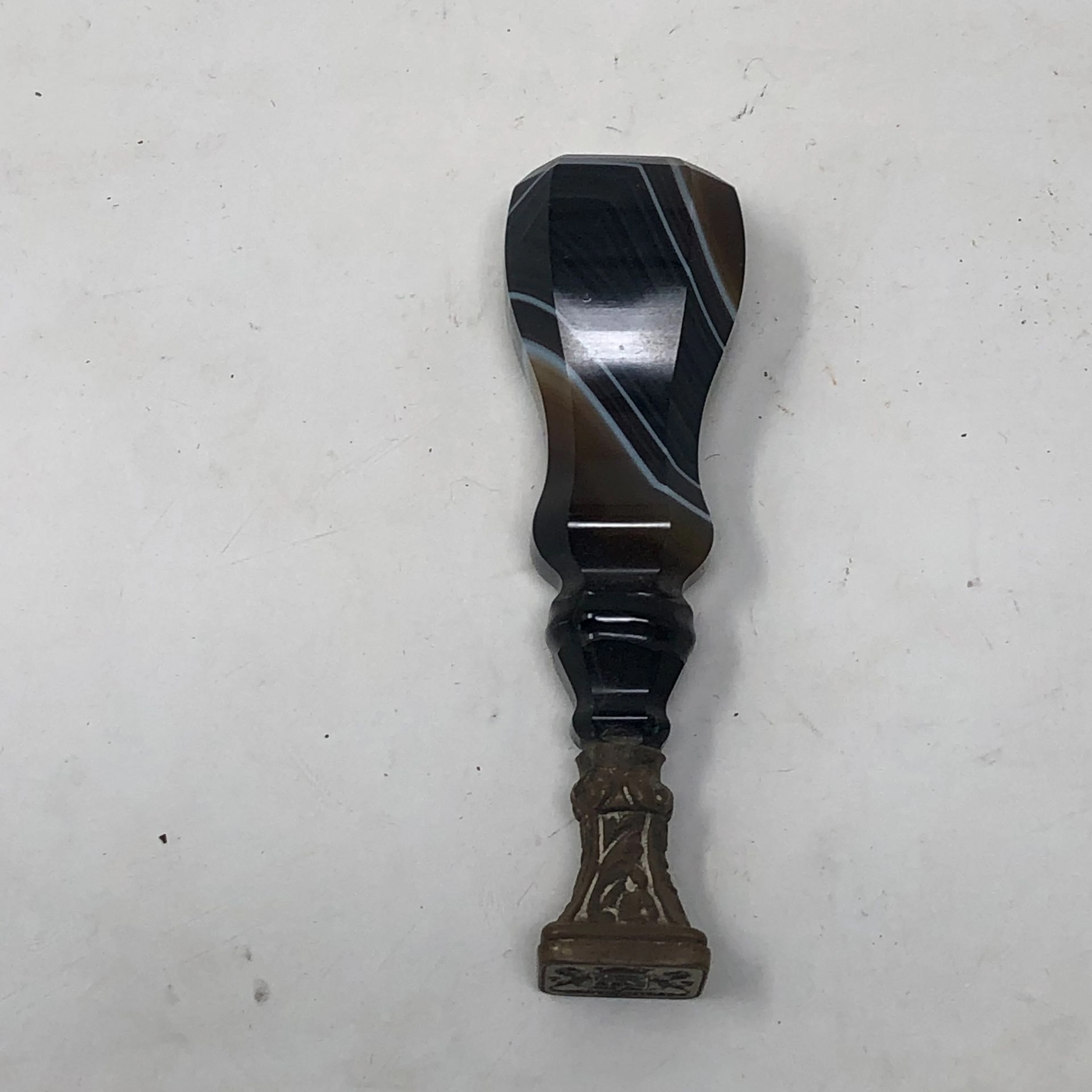 Lot comprenant: - Cachet en agate
