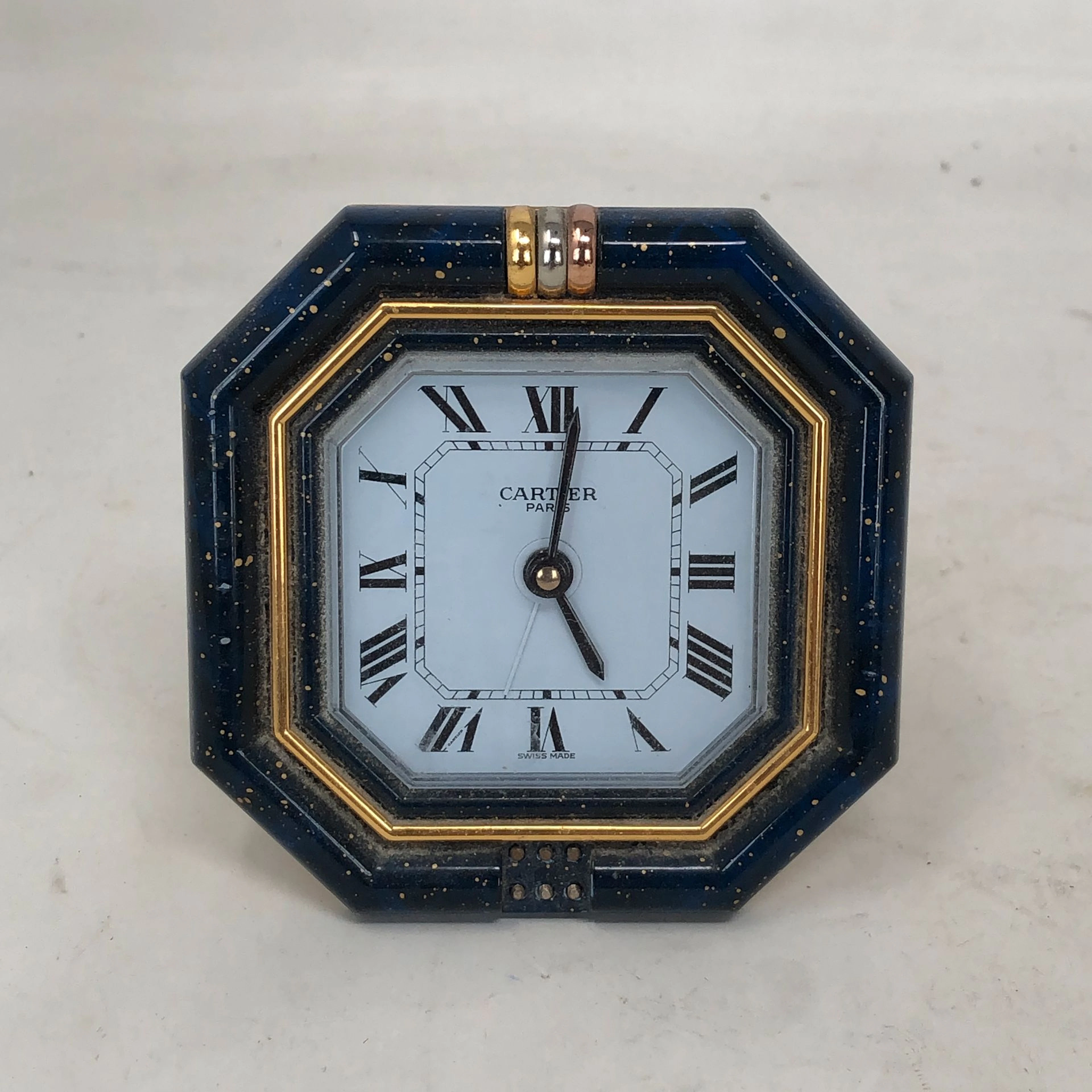 CARTIER - Pendulette octogonale en métal..