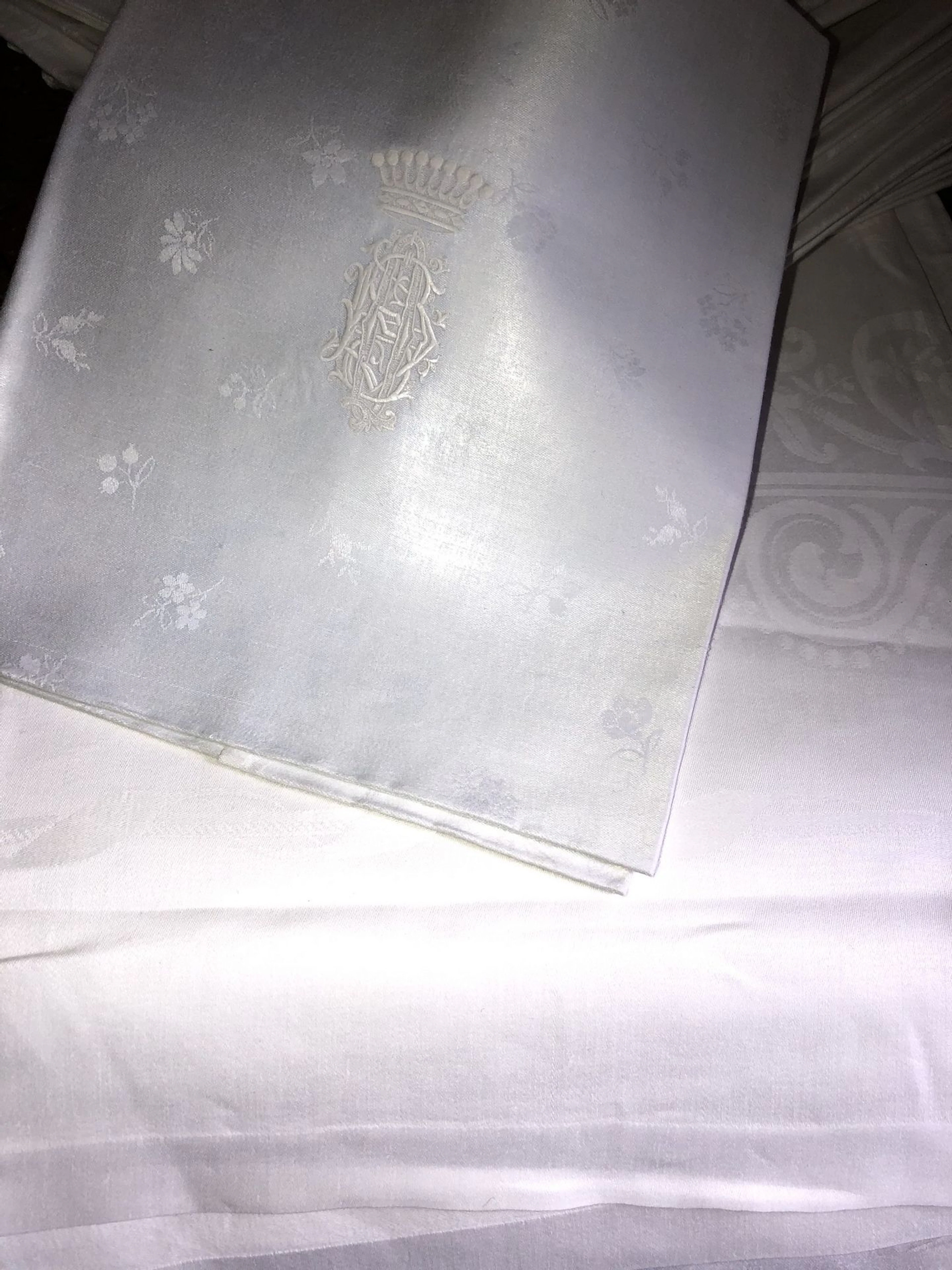 Nappe et vingt-quatre serviettes en coton..