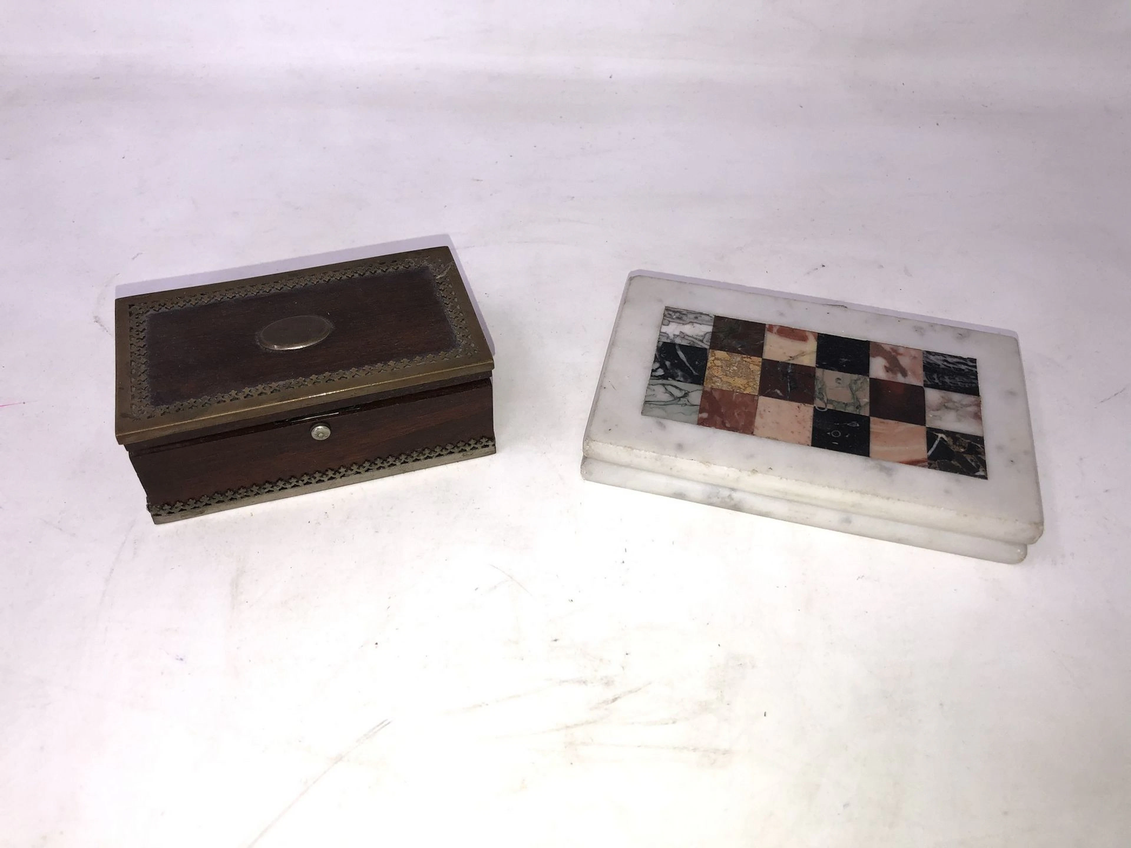 Petite boite rectangulaire en acajou et filet..