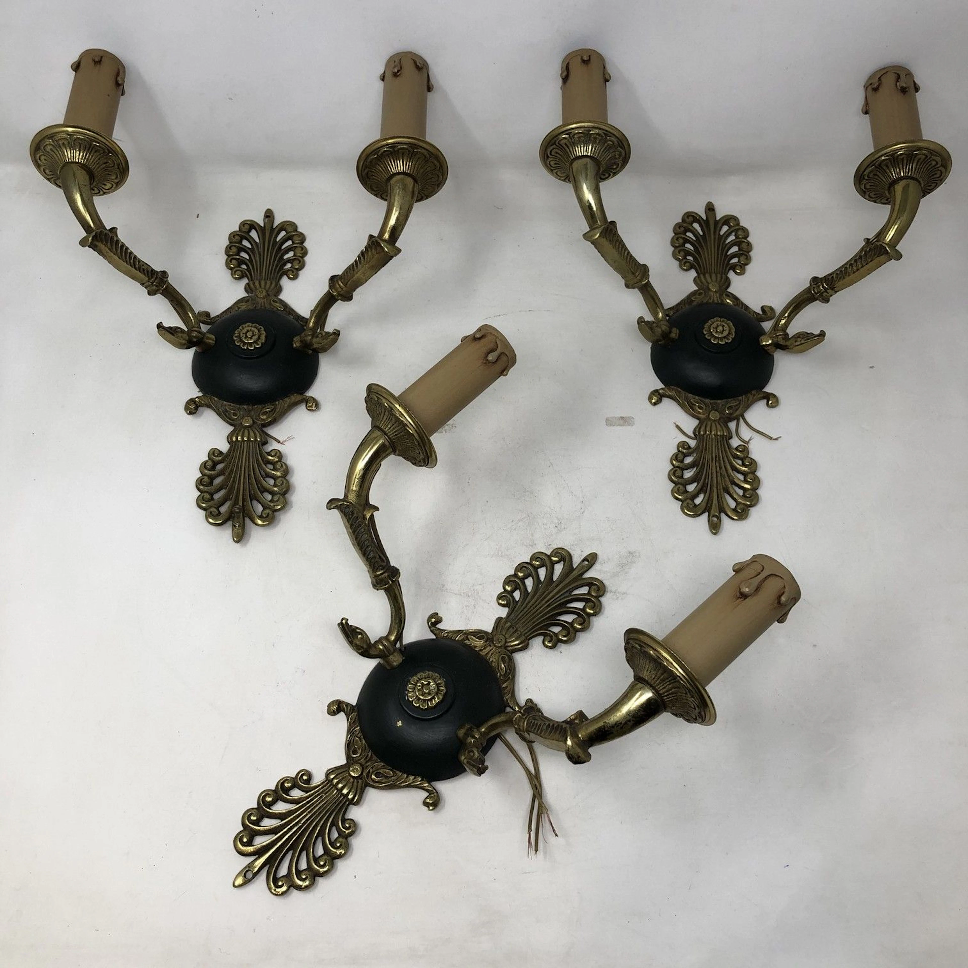 Trois appliques à deux bras de lumière en..