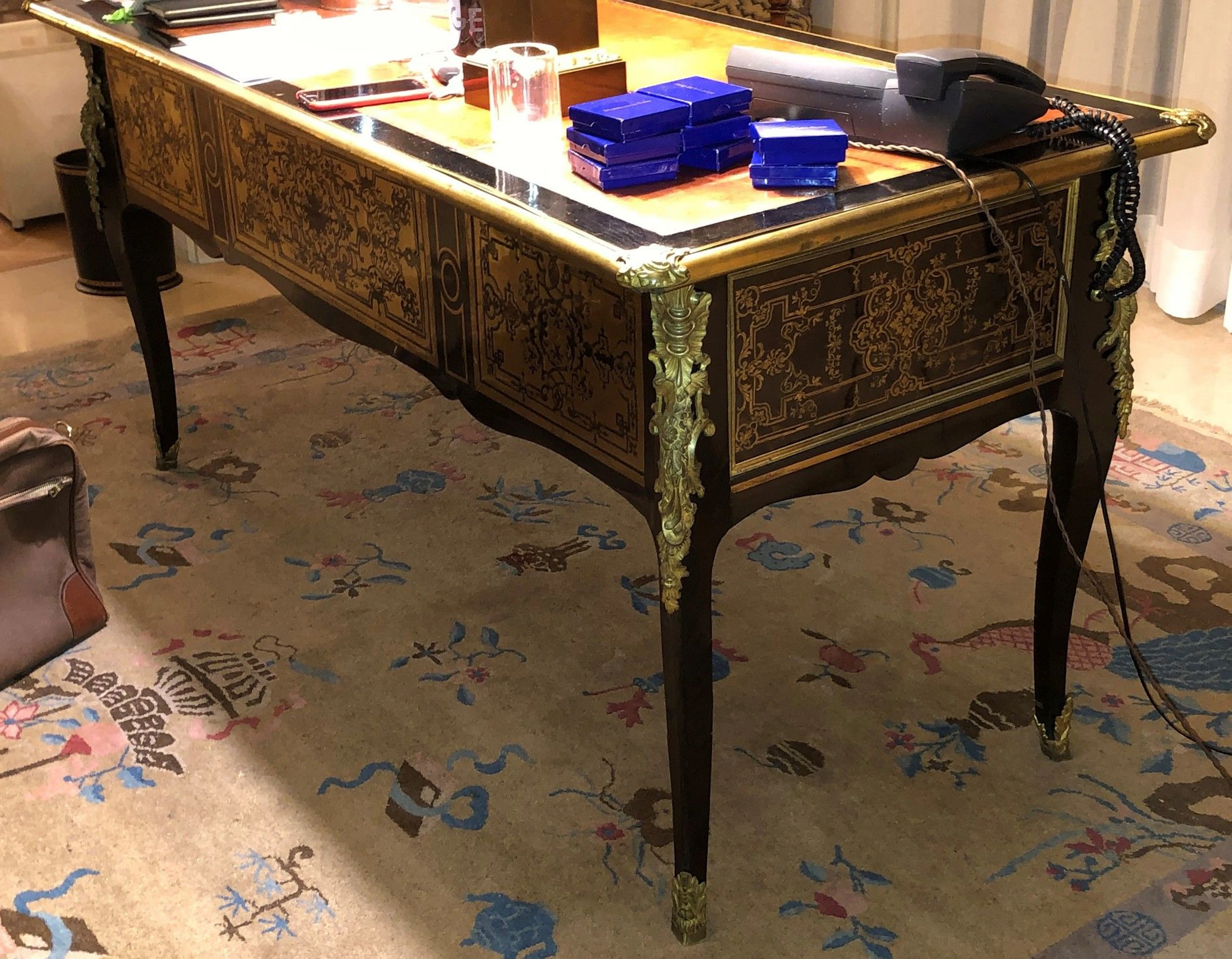Bureau plat en placage d'ébène et marqueterie..