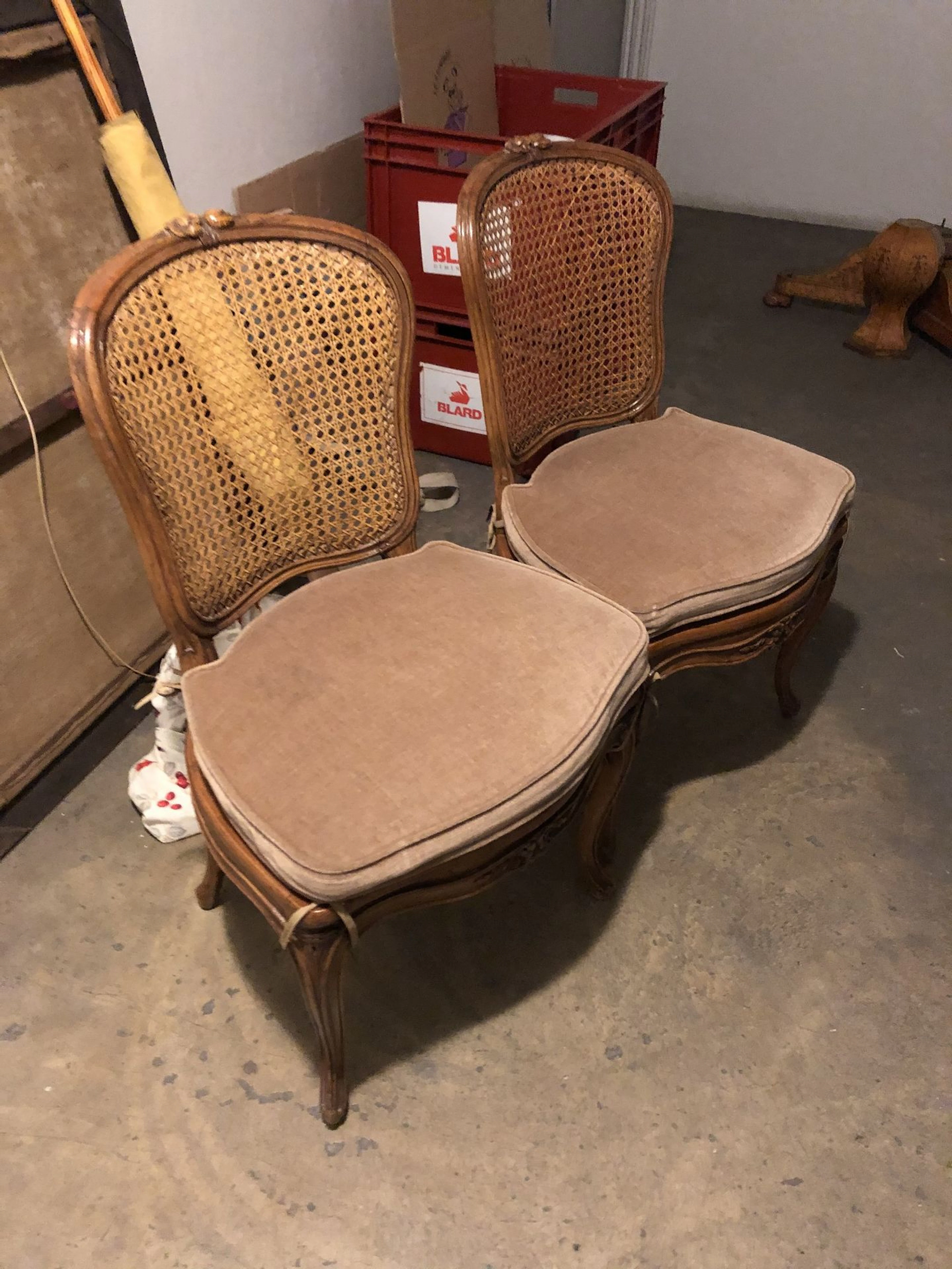 Suite de six chaises cannées en bois naturel..