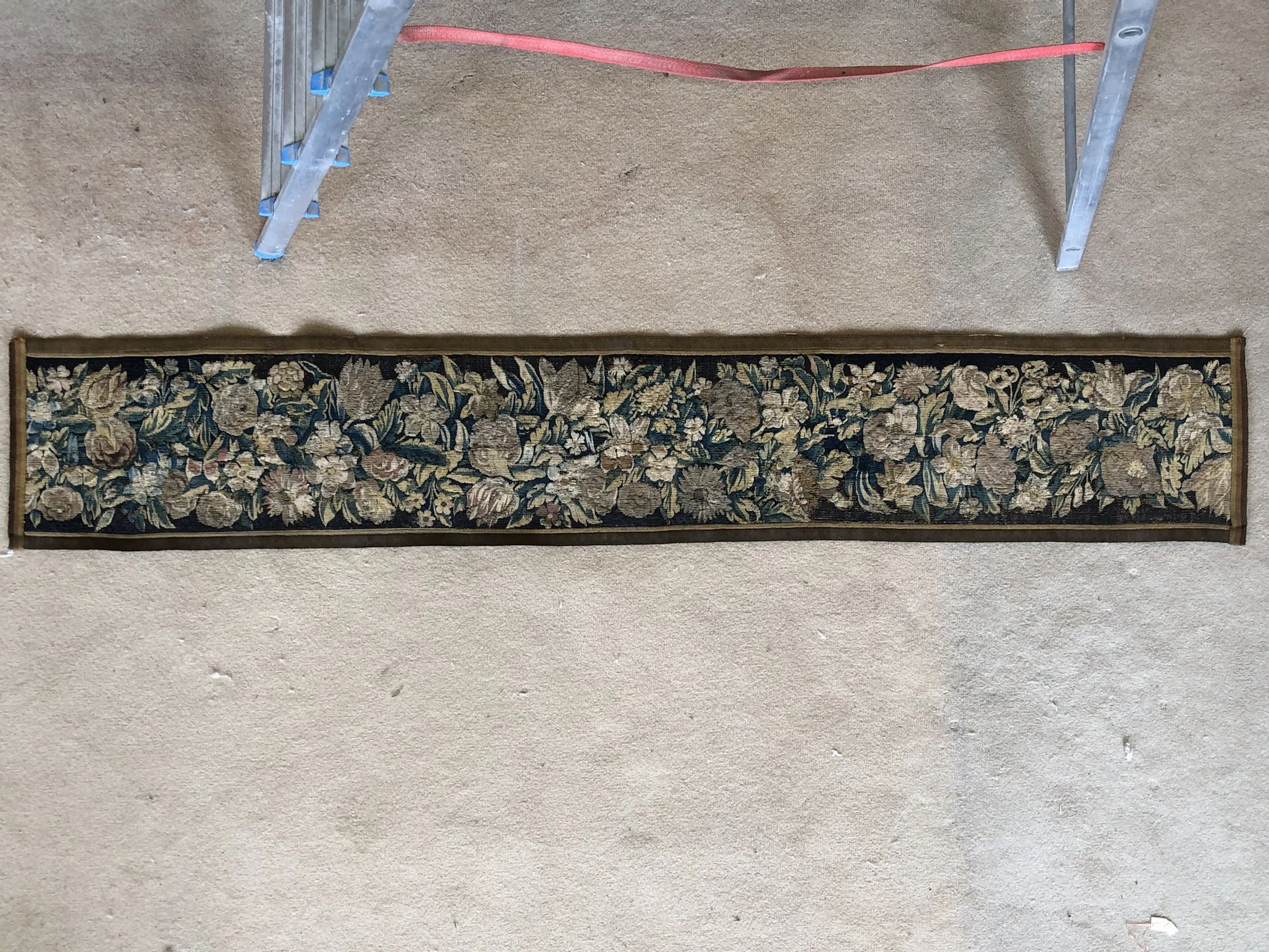 Bandeau provenant d’une bordure en tapisserie,..