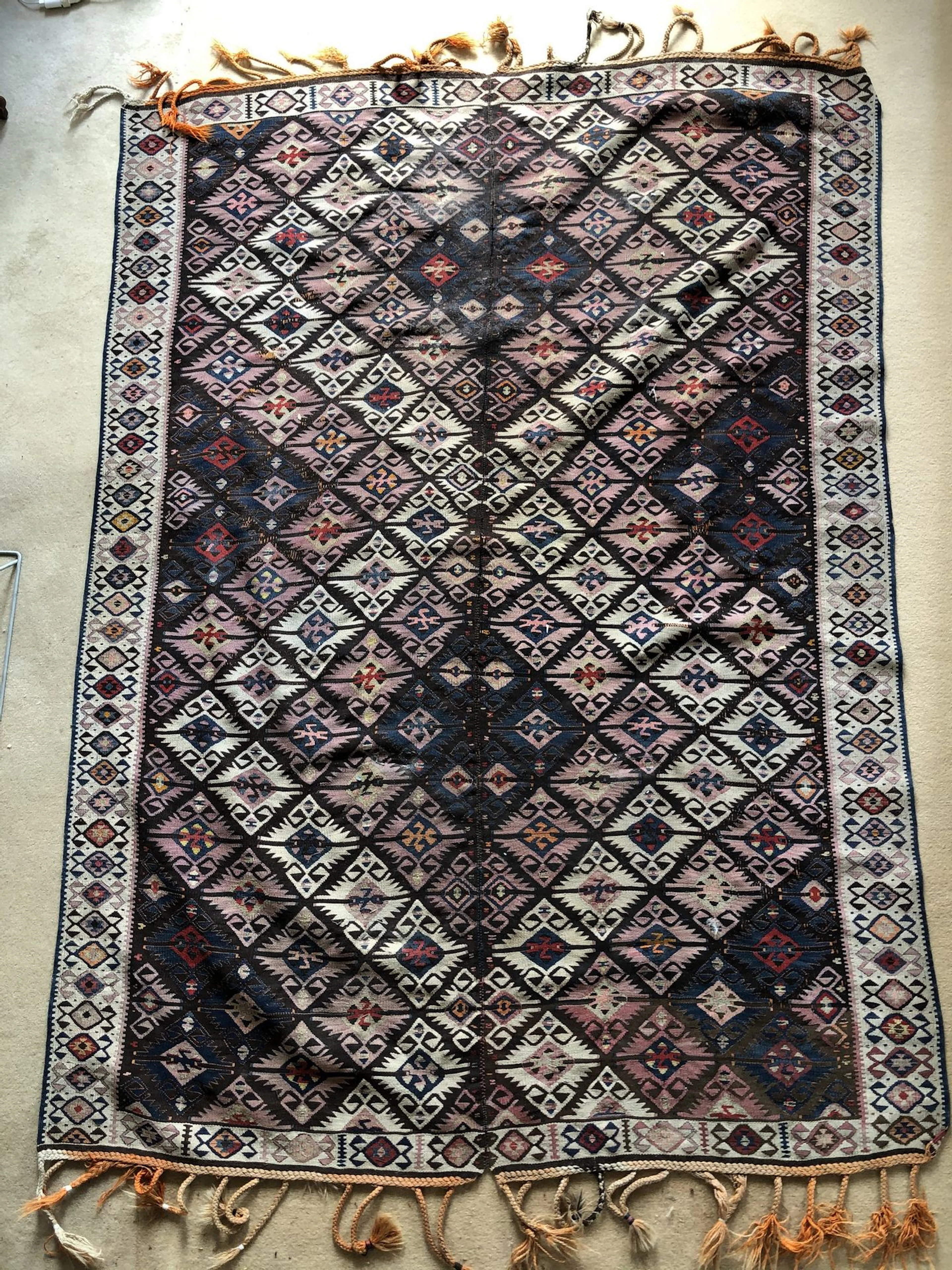 Tapis Kilim à fond noir à bordure crème XIXe..