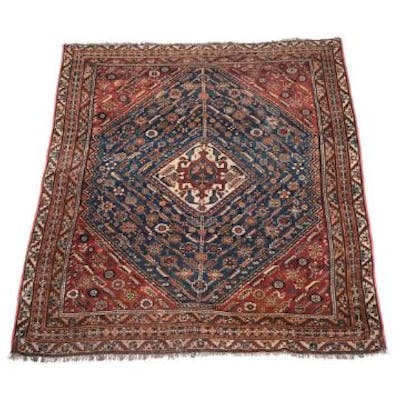 AN ANTIQUE QASHQAI RUG, LATE 19TH OR EARLY 20TH CENTURY, approximately