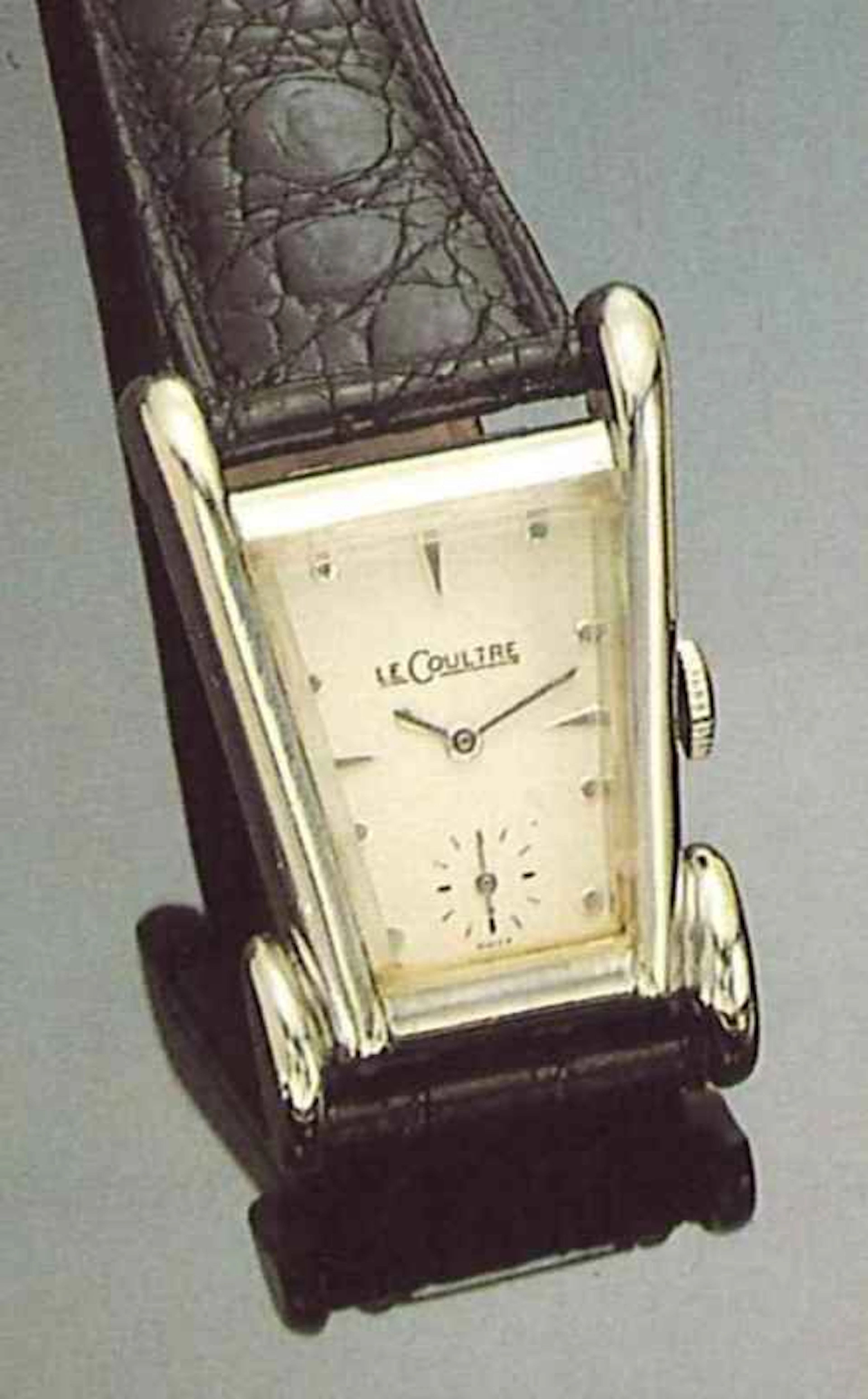 Le Coultre per il mercato Nord Americano, anni'40. Insolito e raro orologio asimmetrico da polso per uomo, in metallo laminato oro bianco 10 ct