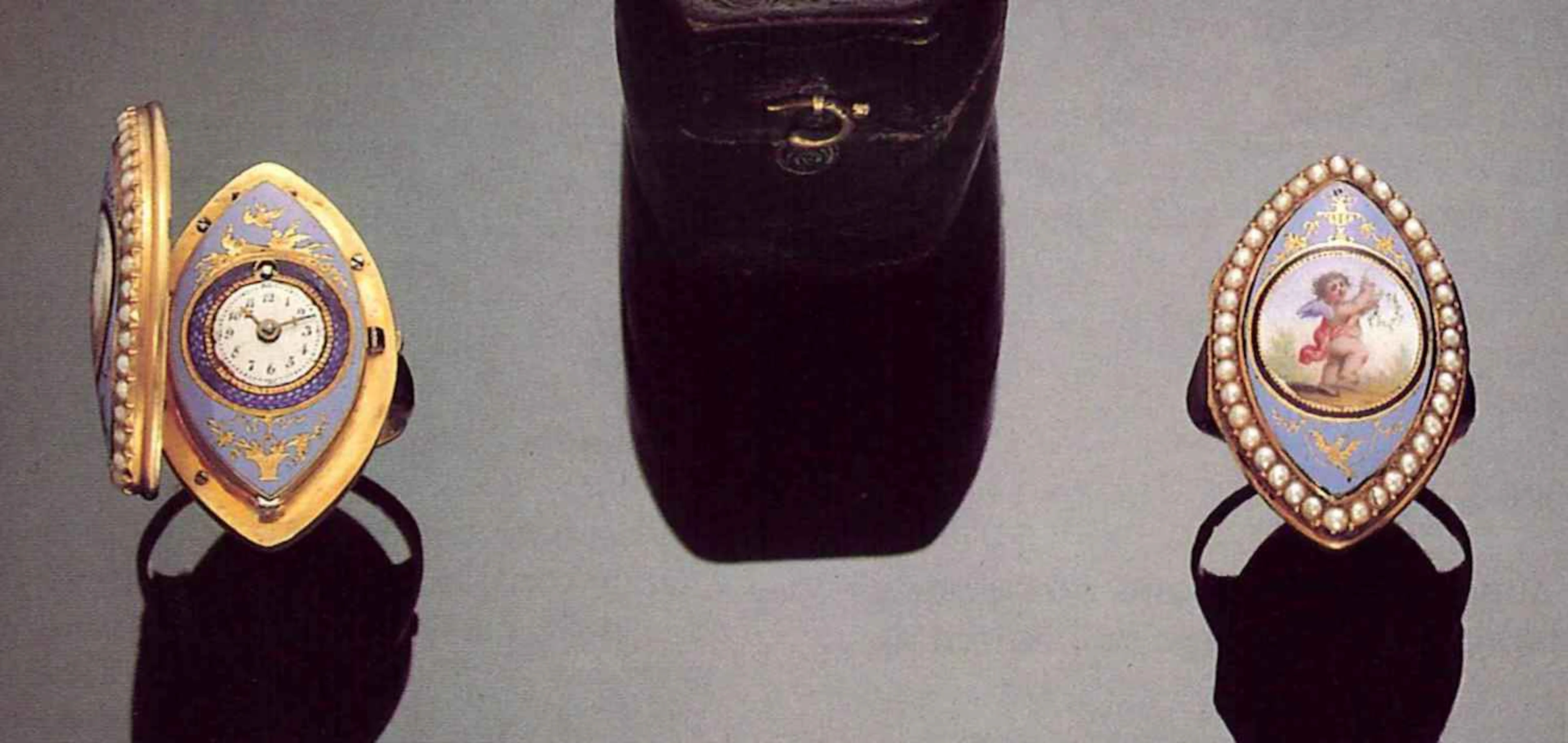 Jen. Le Roy à Paris, Swiss, No. 6711, circa 1800. Raro orologio inserito in anello, in oro 18 ct. smalto dipinto e perle, con astuccio originale