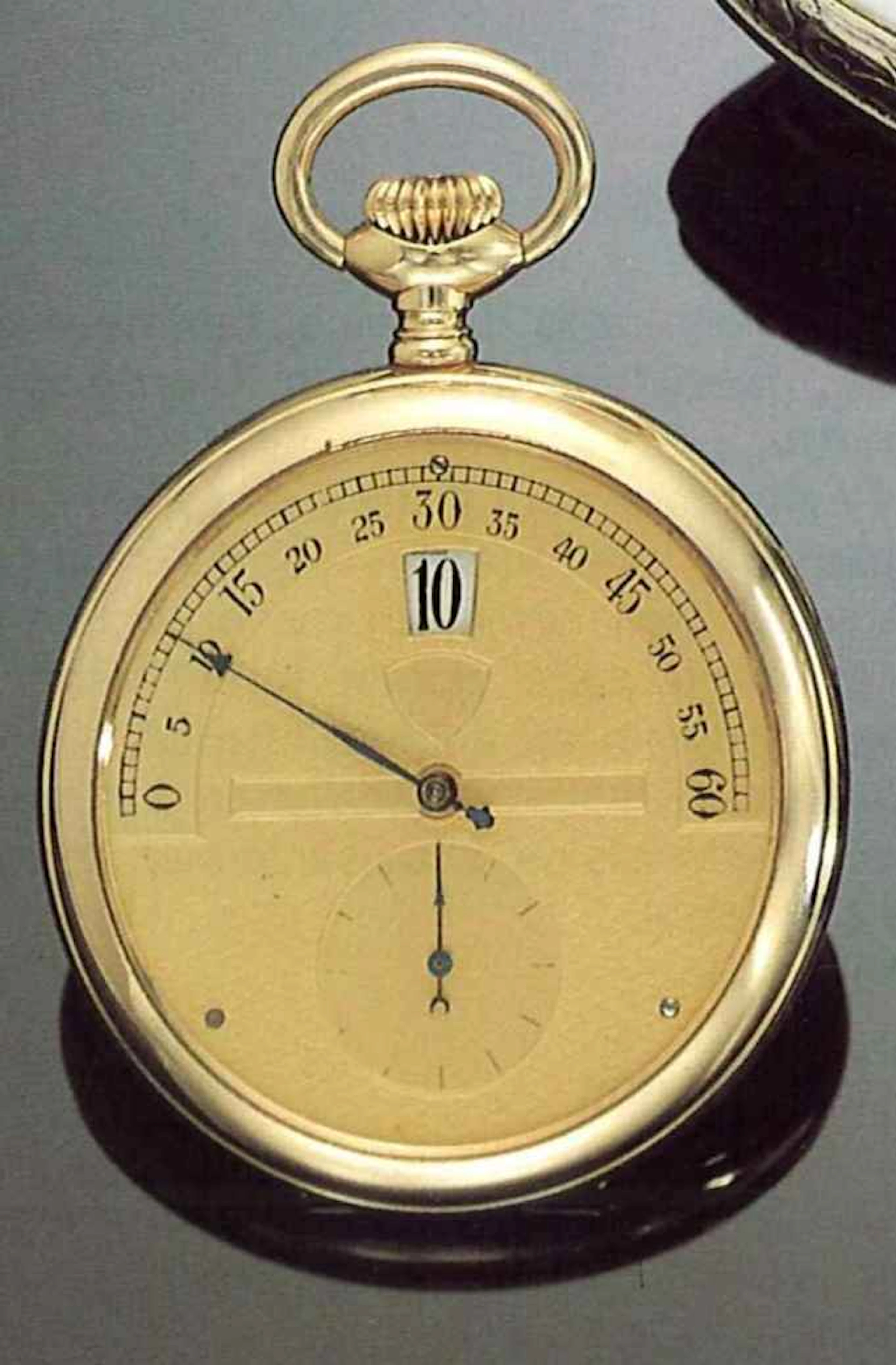 Modernista (Swiss), circa 1910. Interessante orologio da tasca in metallo dora-to, con ore a salterello e minuti a settore retro-g rad i.