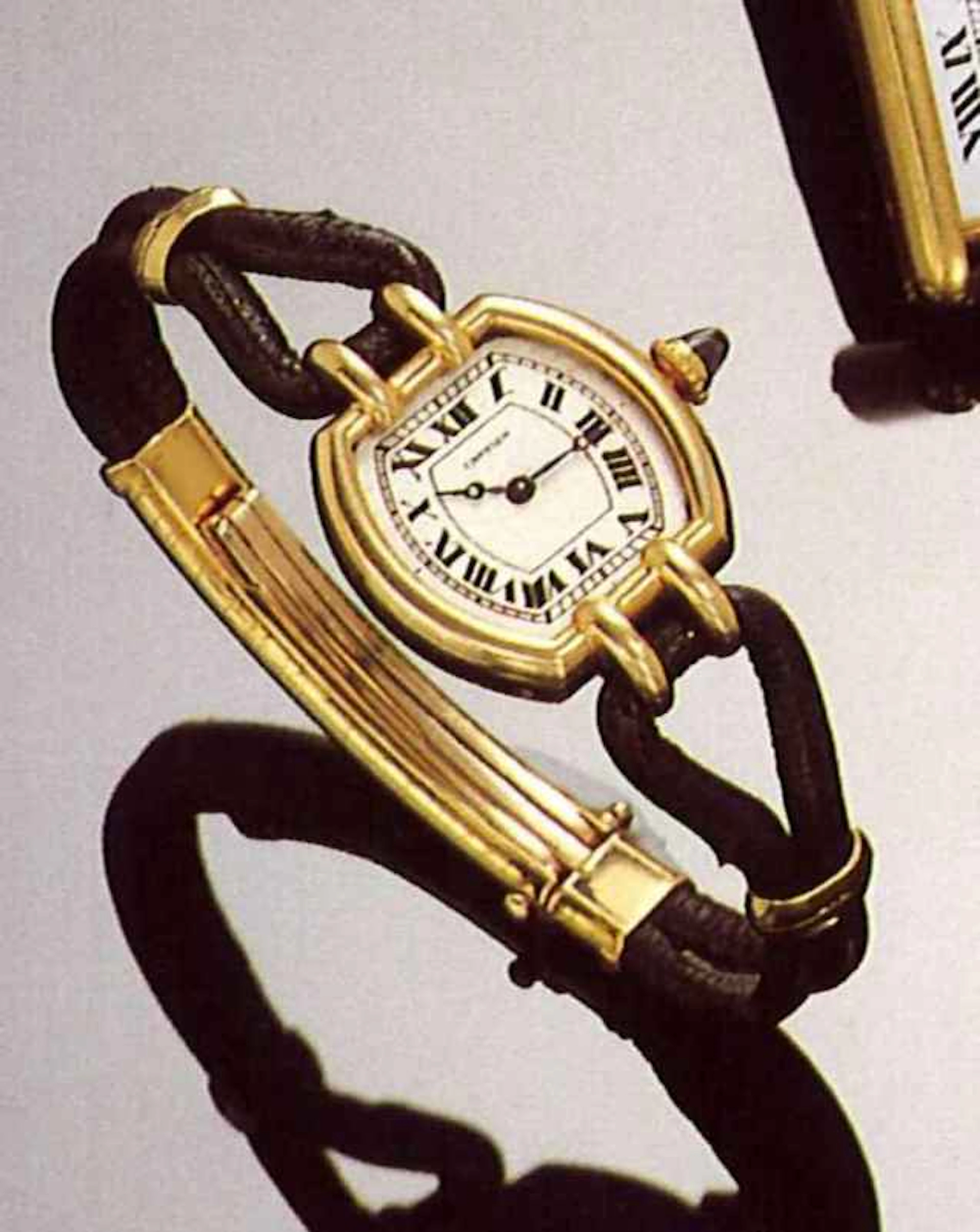 Cartier, "Tortue", anni ' 20. Molto bello ed elegante orologio da polso, per donna, in oro 18 ct. con fibbia originale " deployant" in oro bicolore 18 ct.