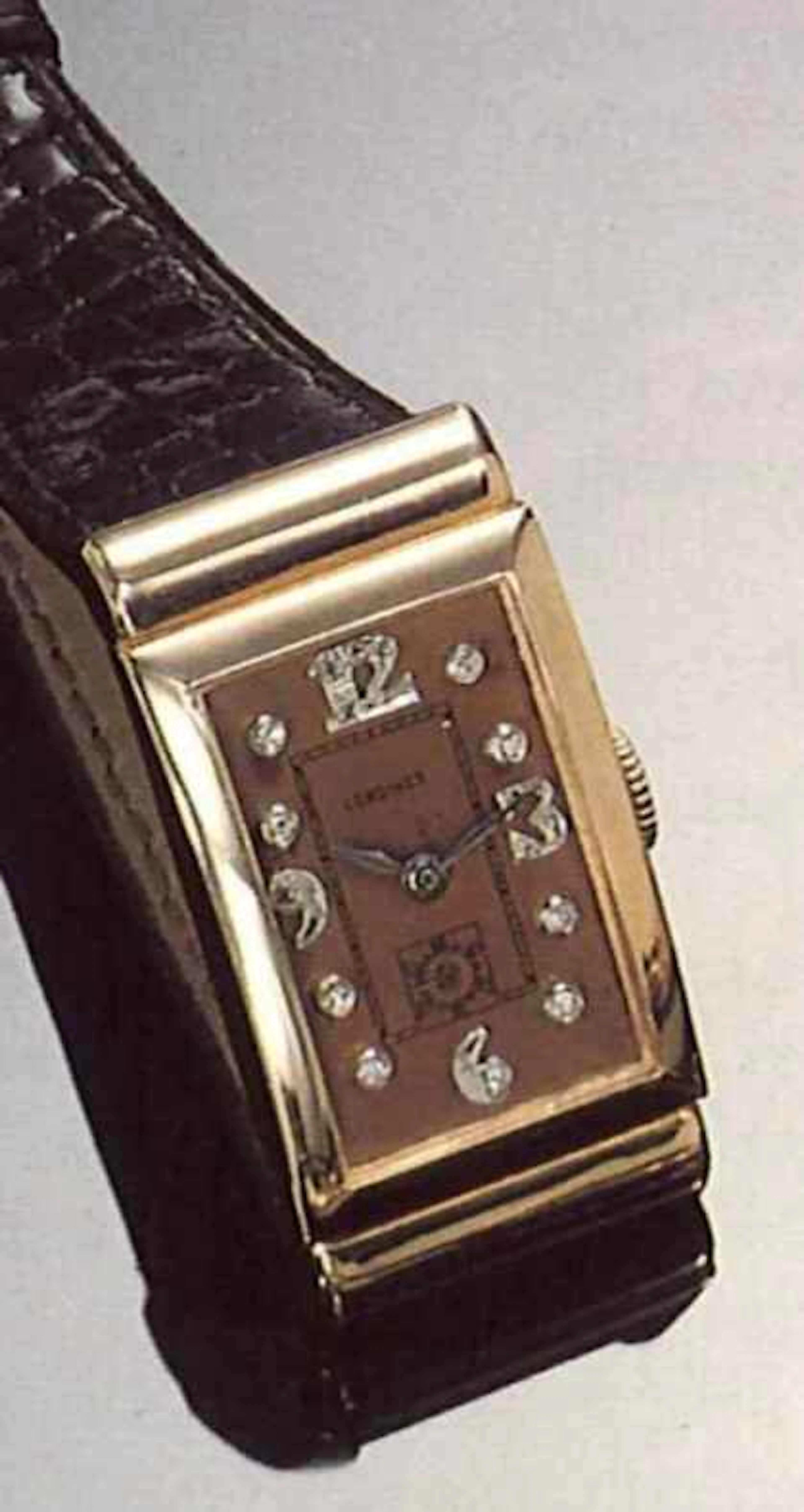 Longines, anni '40. Elegante orologio da polso, rettangolare, per uomo, in oro rosa 14 ct. e diamanti.