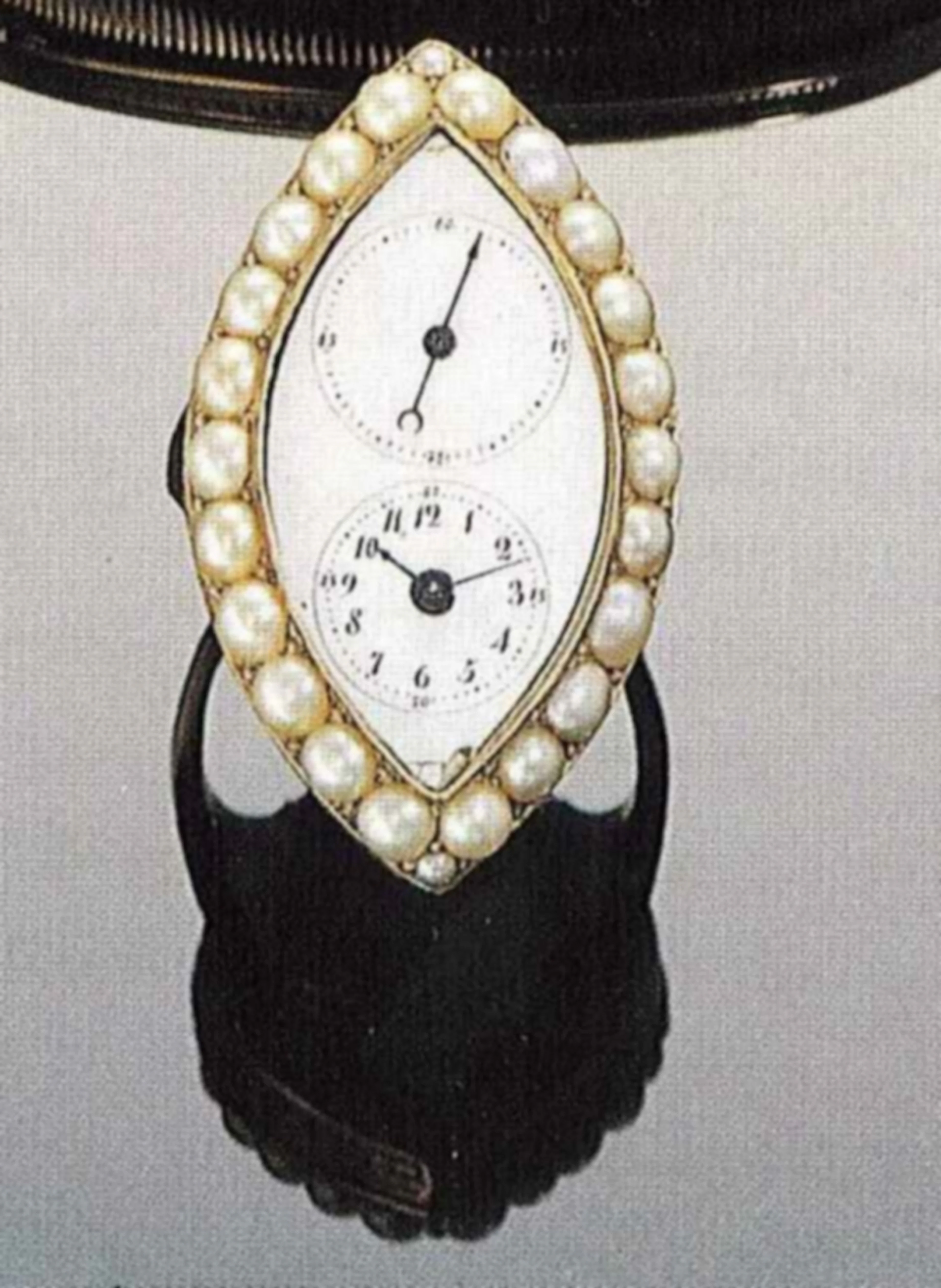 Anonimo, circa 1820. Raro e molto interessante orologio inserito in un anello, in oro e perle.