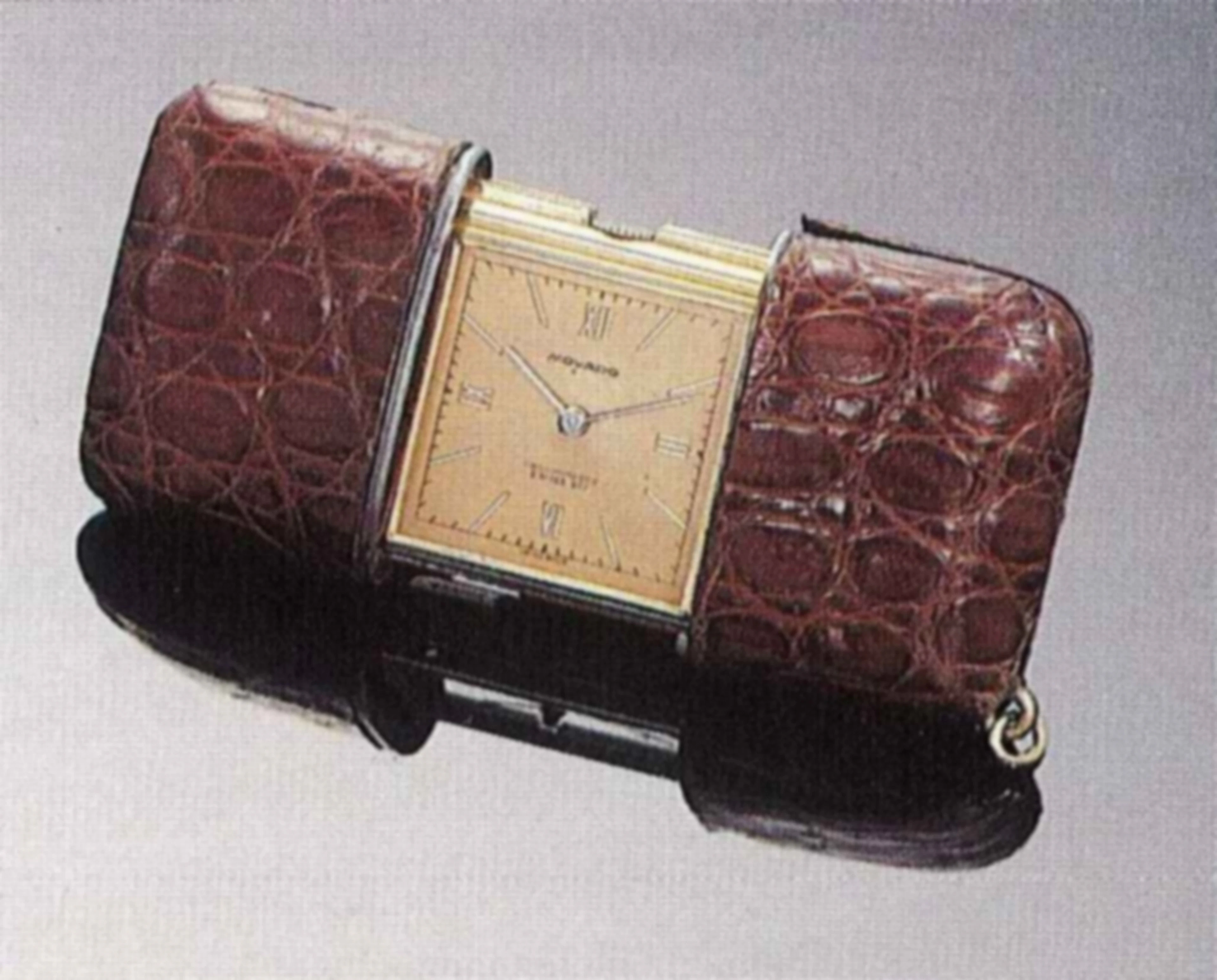 Movado, Chronometer, Ermeto Suisse made, anni '40. Interessante orologio da borsetta, in metallo dorato, ricoperto in pelle, a carica automatica.