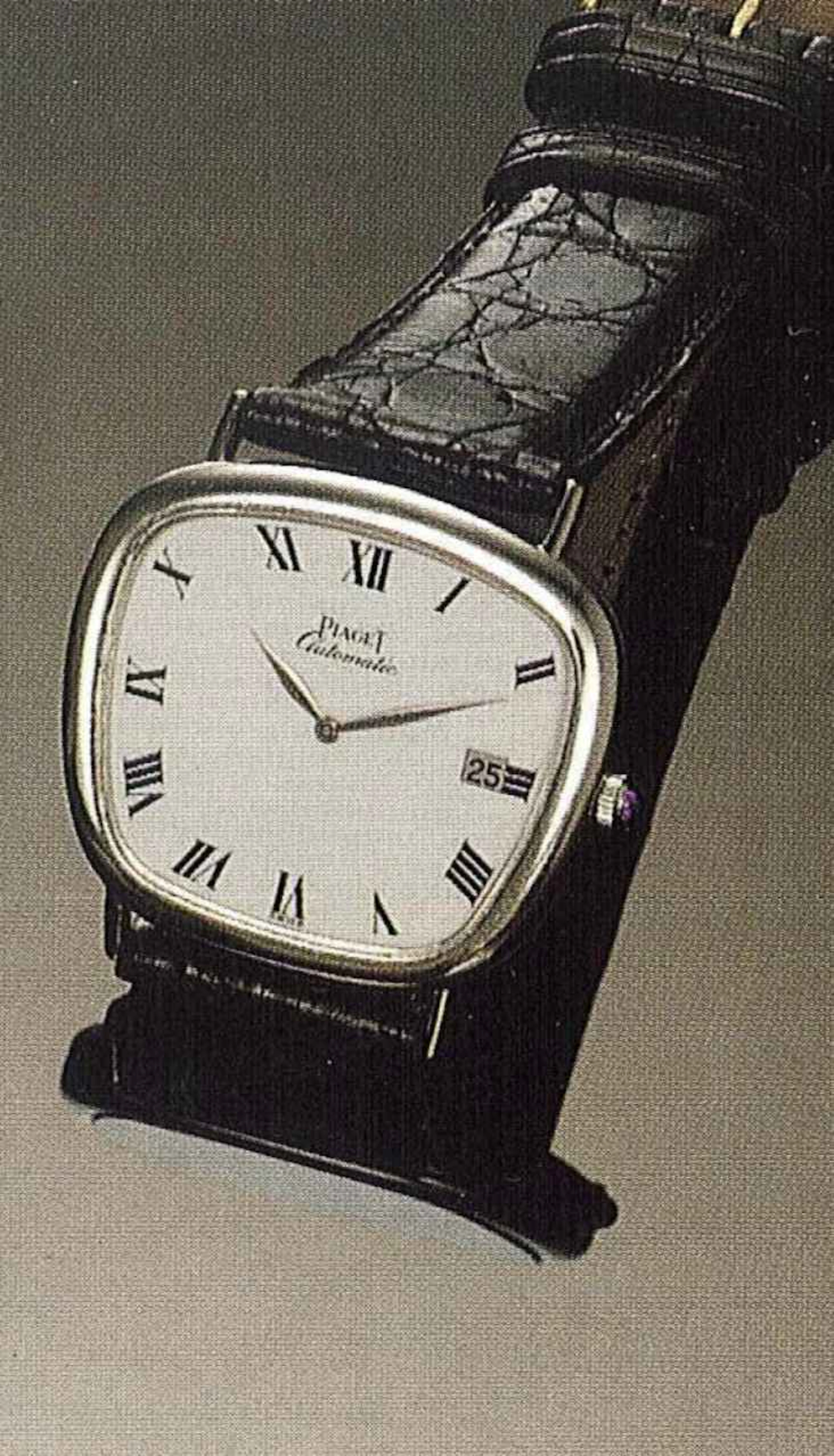 Piaget, Automatic, anni '60. Insolito e raro orologio asimmetrico da polso, per uomo, in oro bianco 18 ct., a carica automatica, con datario.