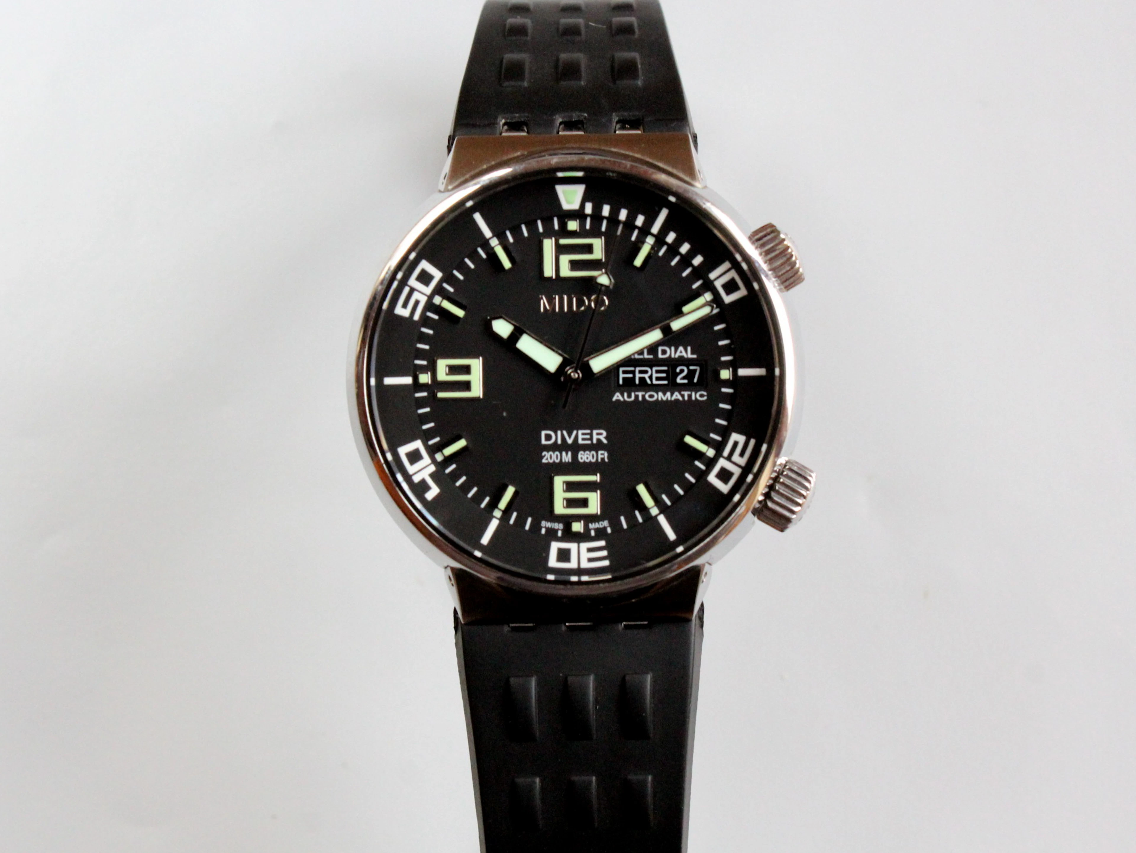 Bracelet montre d'homme, le boitier rond en acier à fond vitré. Mouvement automa