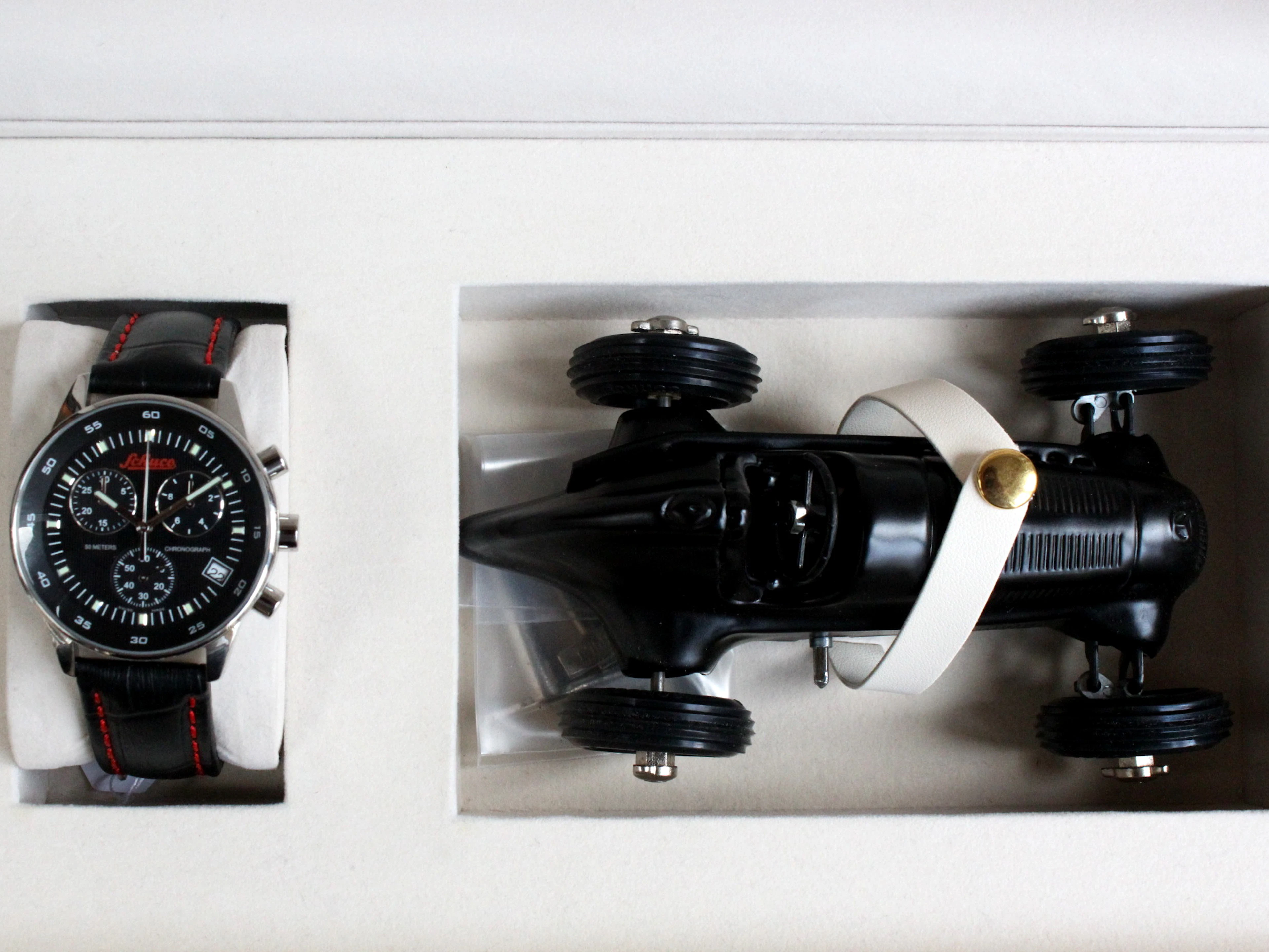 Bracelet montre d'homme, le boitier rond en acier. Mouvement à quartz avec chron