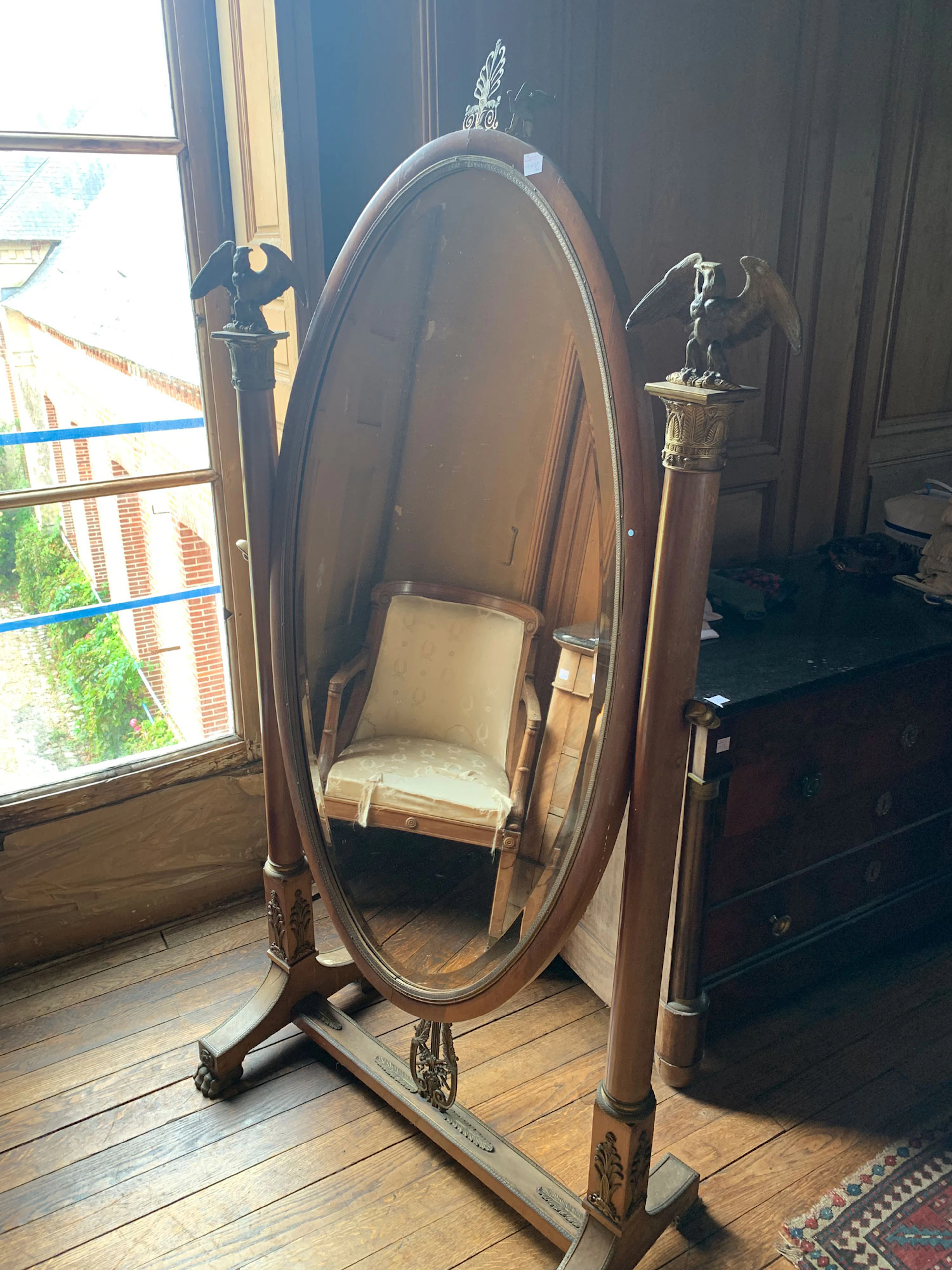 Important miroir psyché en placage d'acajou ; le miroir central de forme ovale e