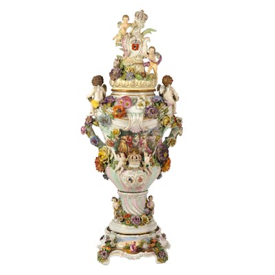 Lotto 79. Monumentale vaso in porcellana bianca e policroma, Dresda