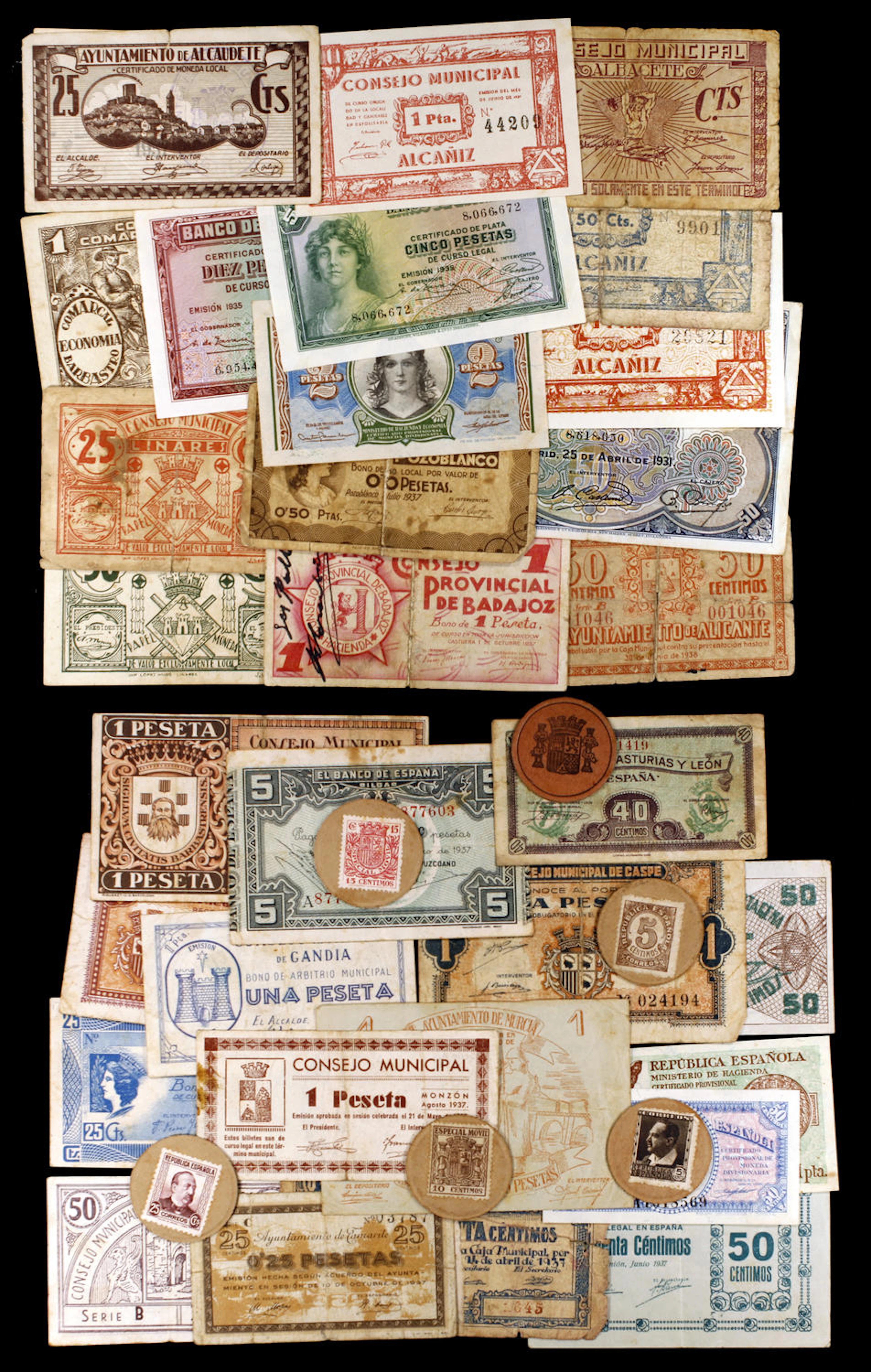 Lote de 32 billetes españoles de la República y Guerra...