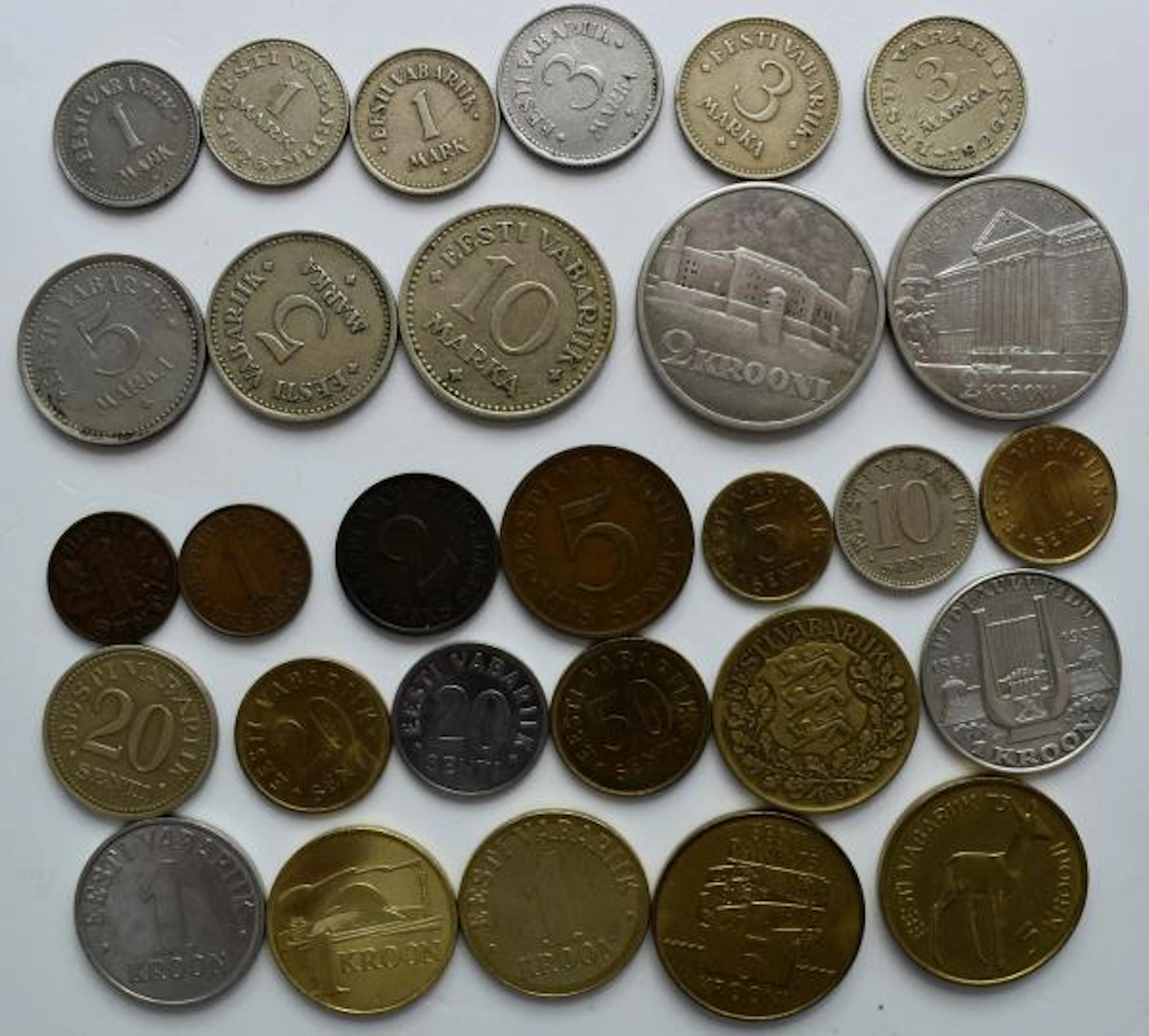 Estland: Lot 31 diverse Münzen aus Estland