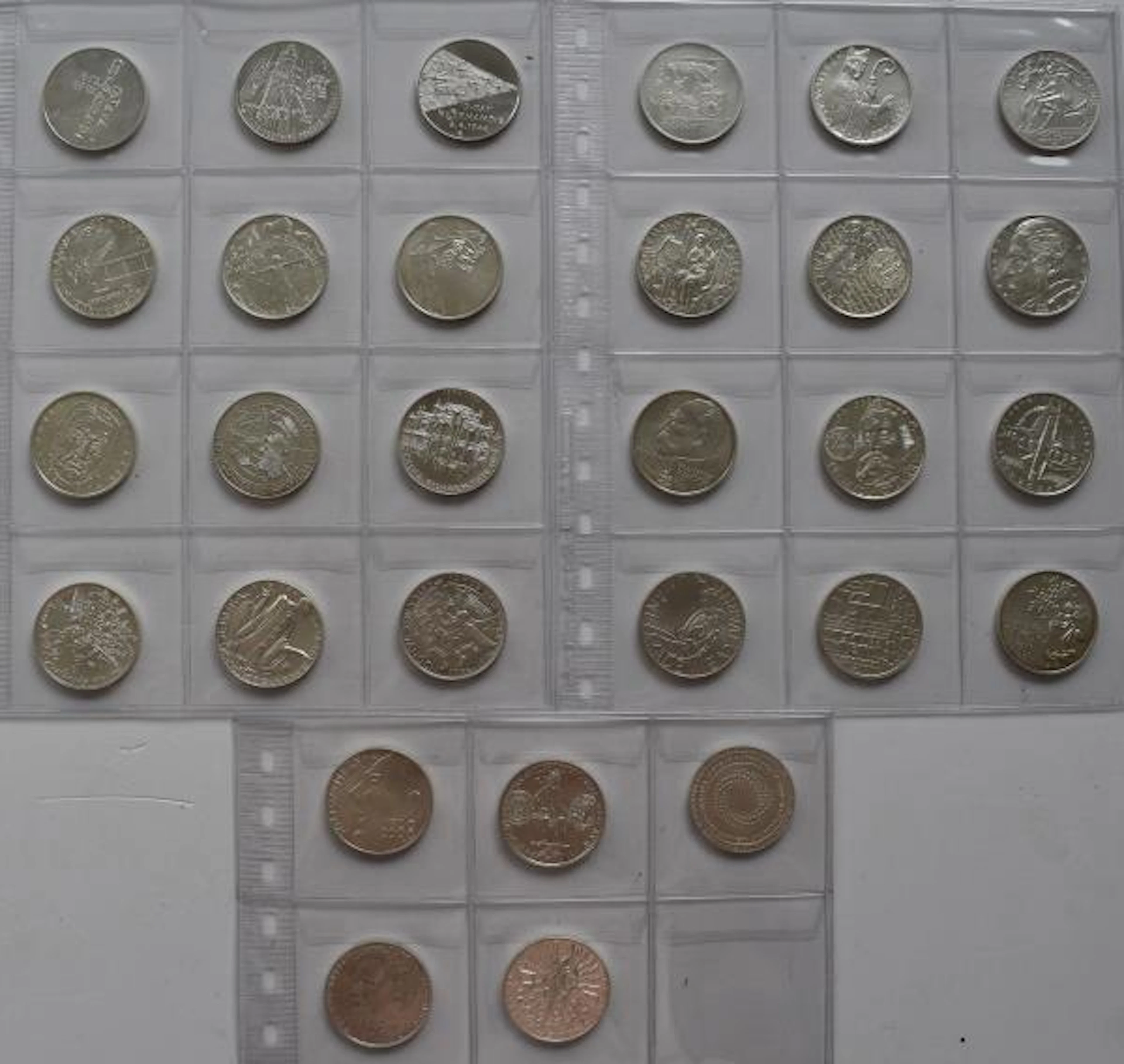 Tschechien: Lot 29 x 200 Kc Gedenkmünzen 1993-2000 (von KM# 10 bis KM# 50)