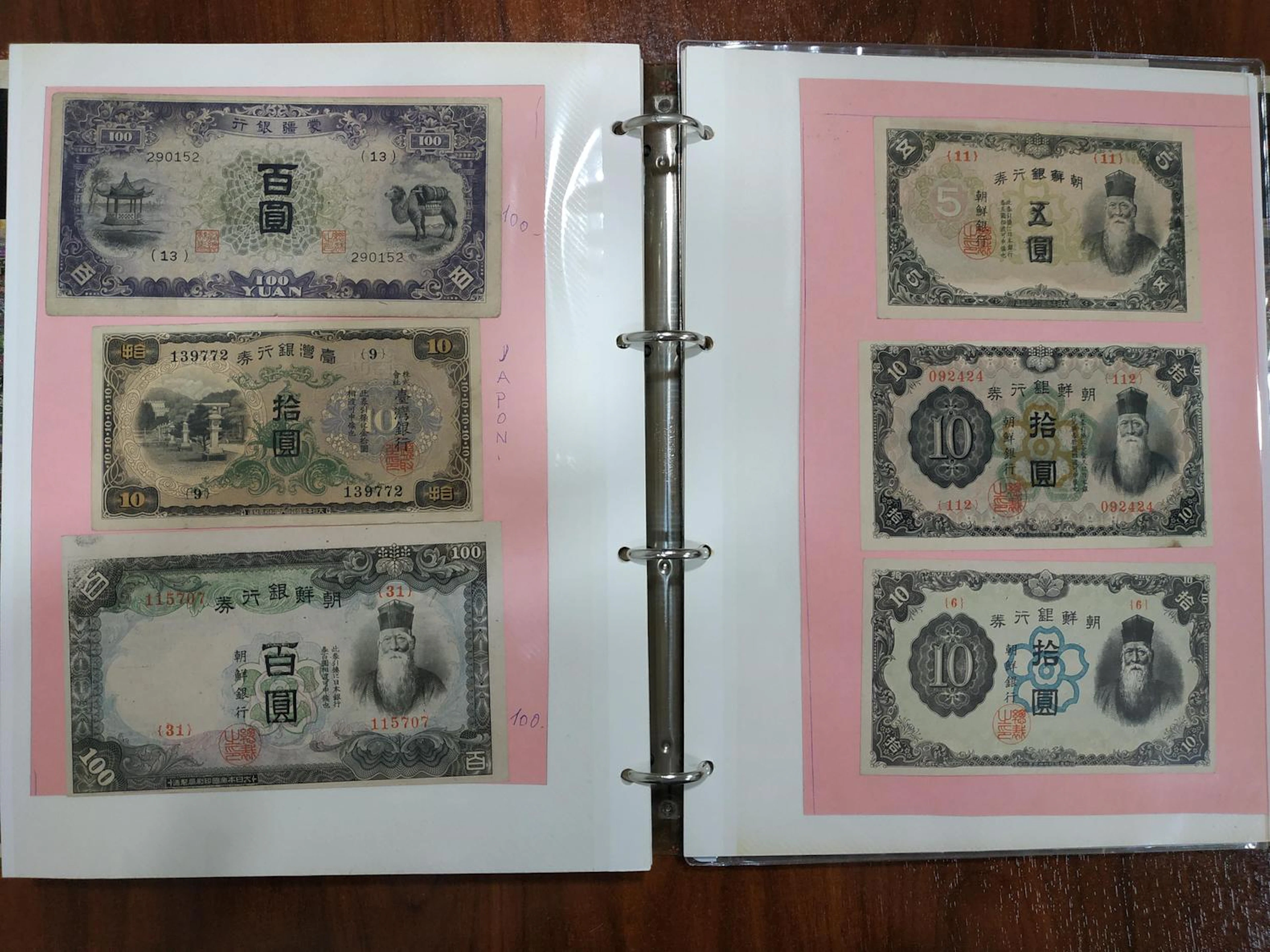 Álbum con 146 billetes orientales