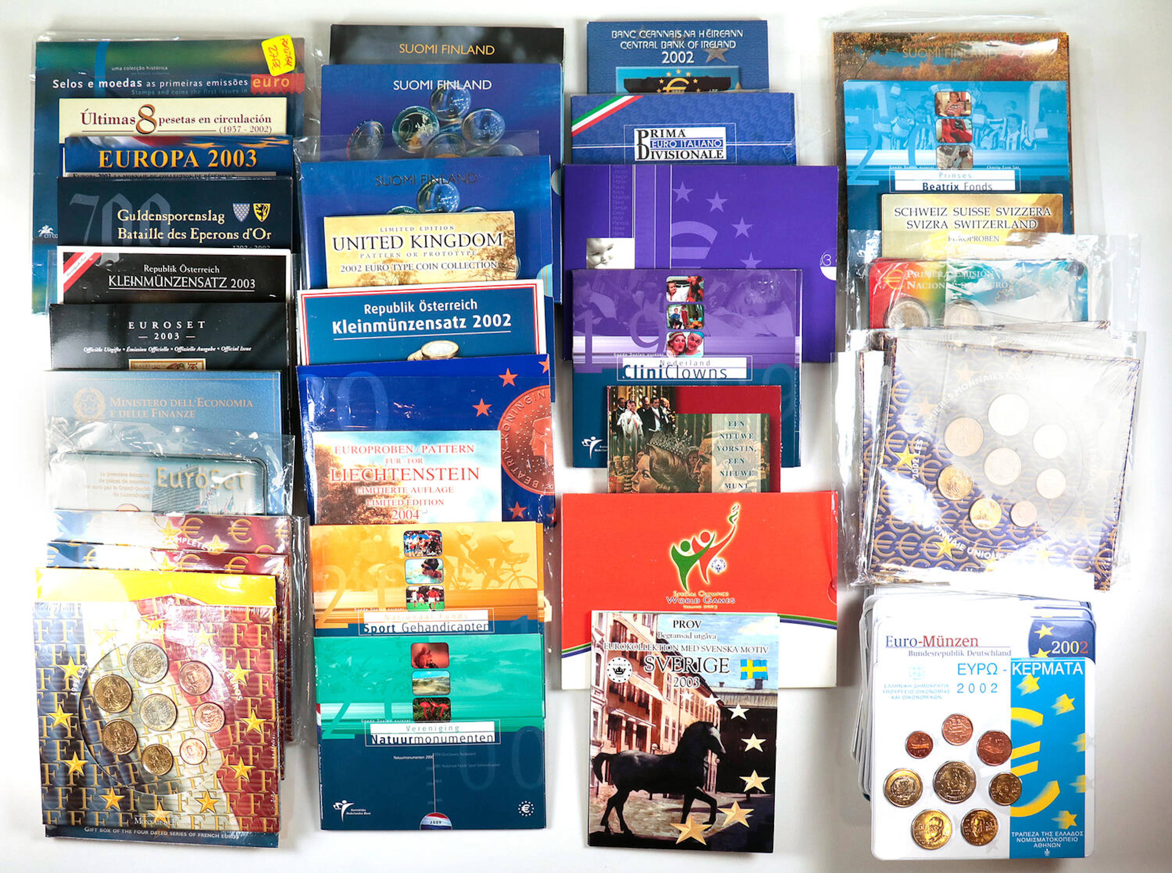 Lote compuesto por 49 carteras oficiales de euros de...