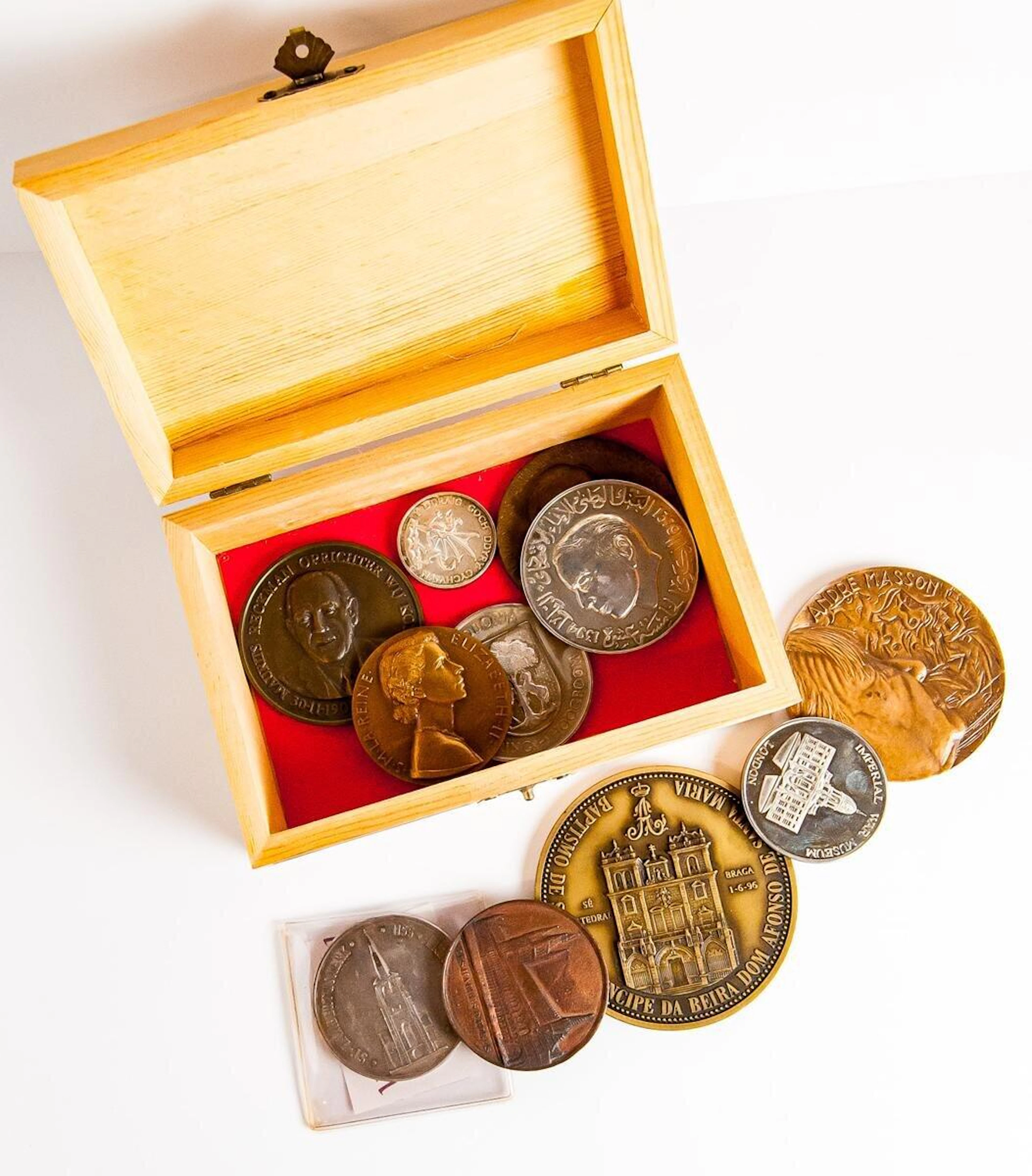 Interesante conjunto formado por 54 medallas de diferentes épocas