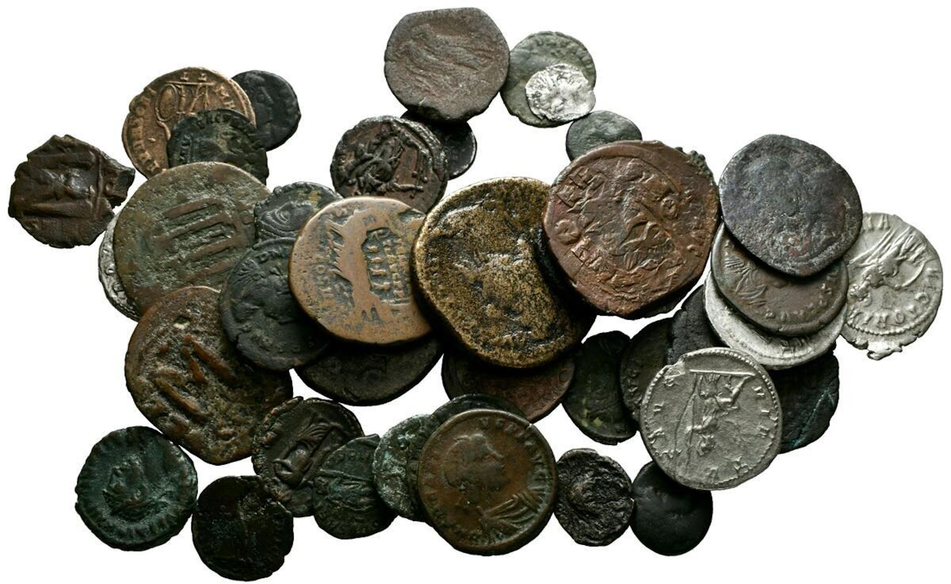 Conjunto de 44 monedas antiguas en su gran mayoría de...