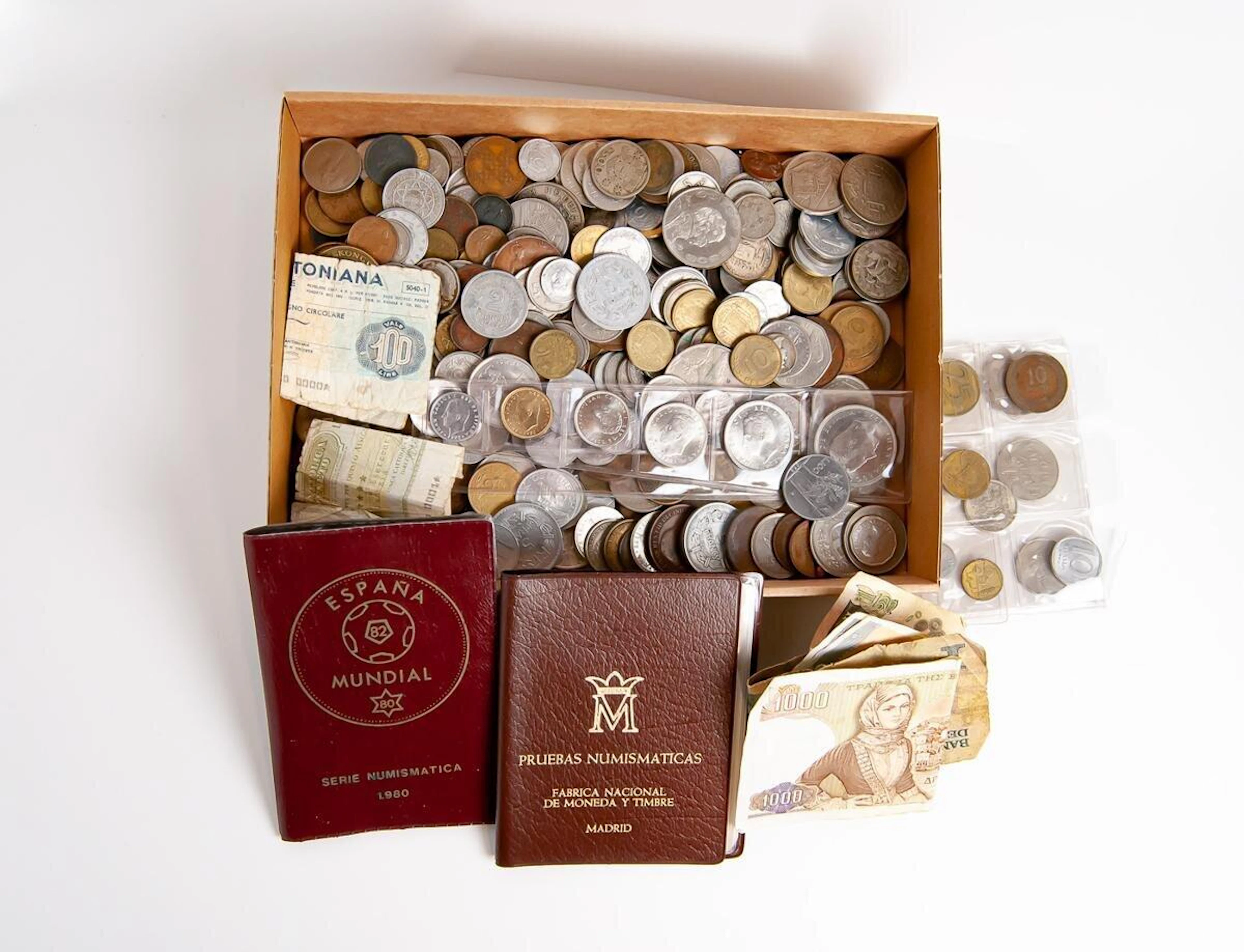 Conjunto de moneda mundial formado por cientos de piezas...