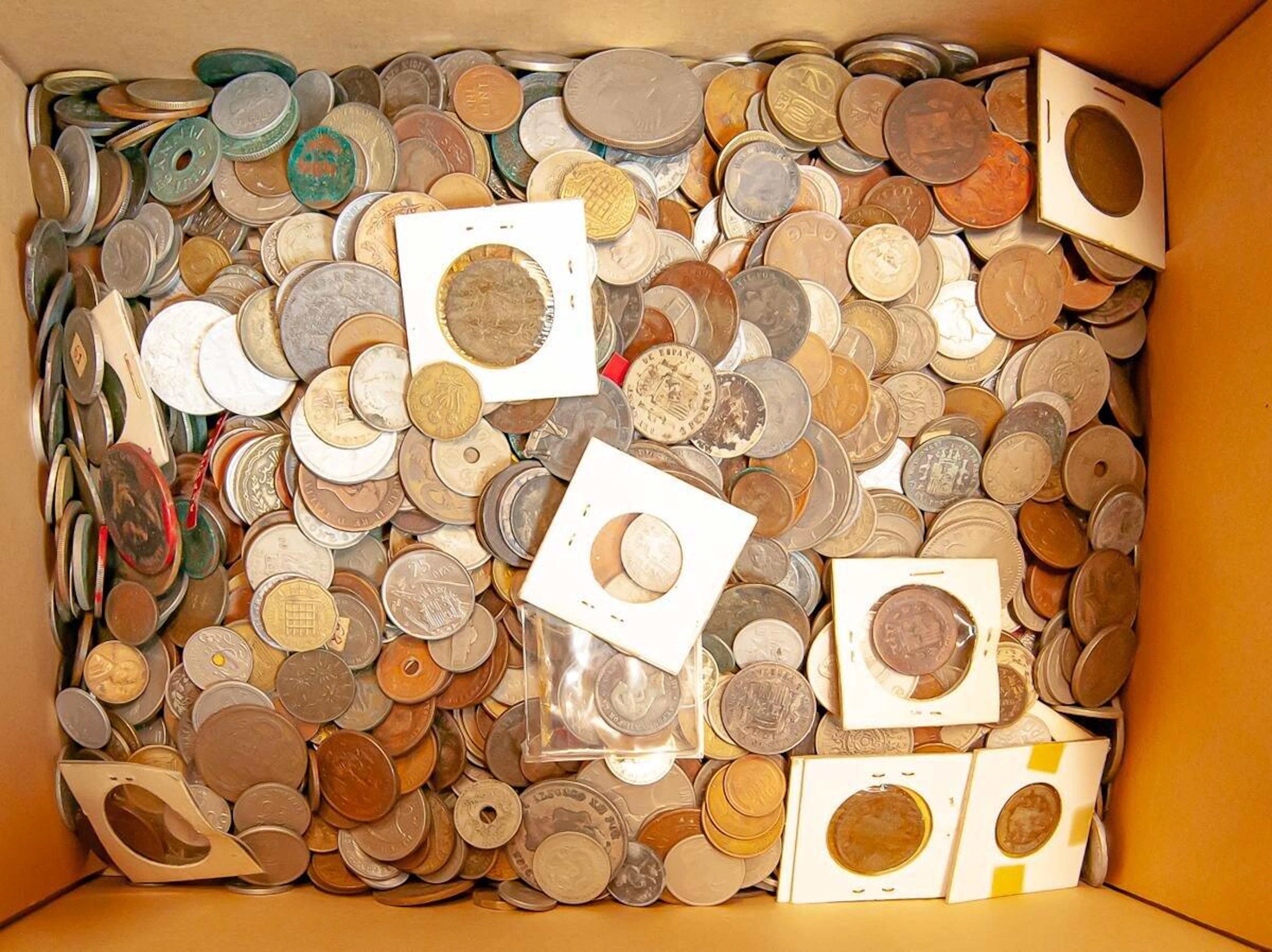 Gran conjunto formado por cientos de monedas mundiales en diferentes materiales