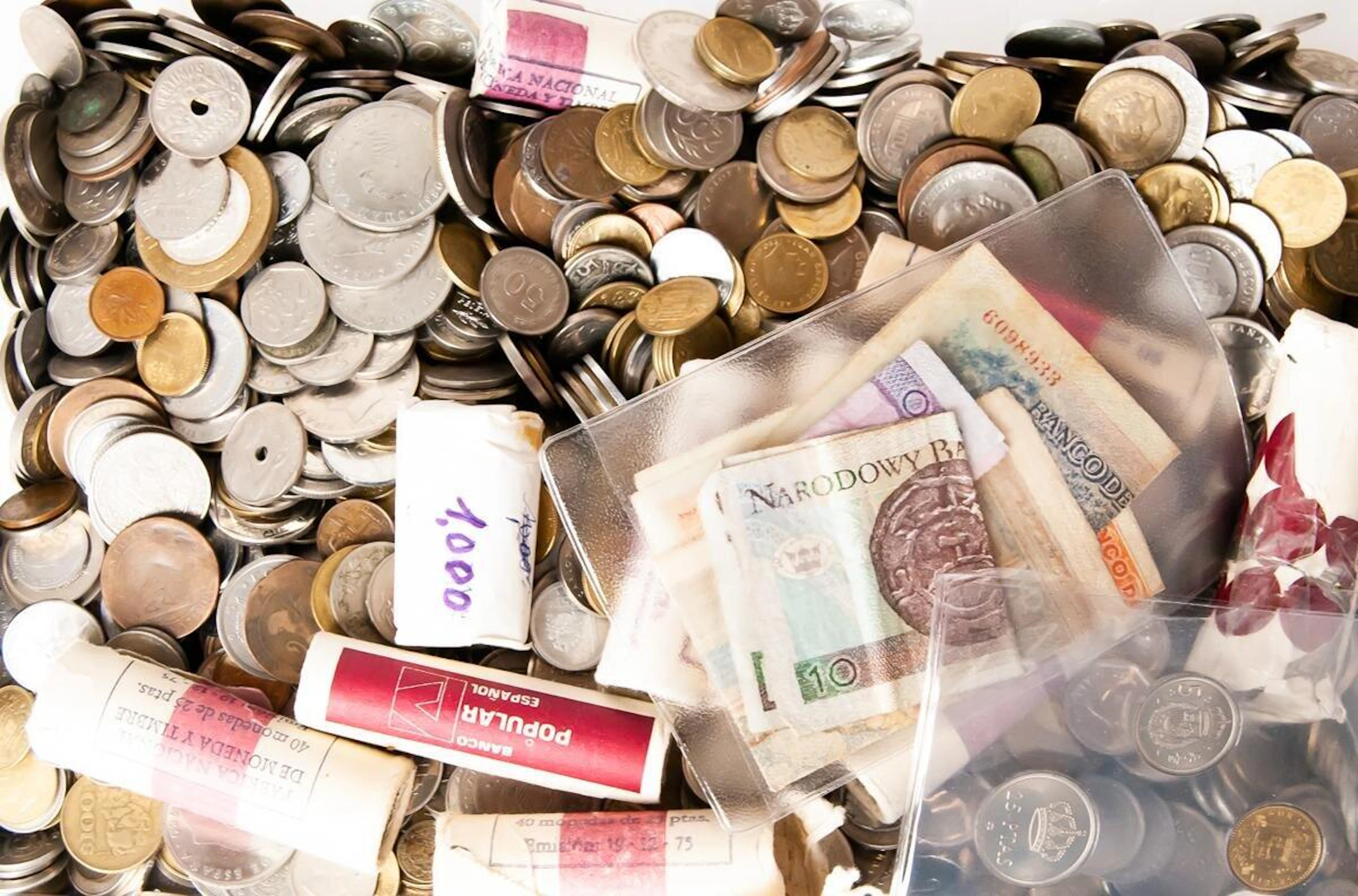 Lote compuesto por miles de monedas extranjeras y medallas de distintos países