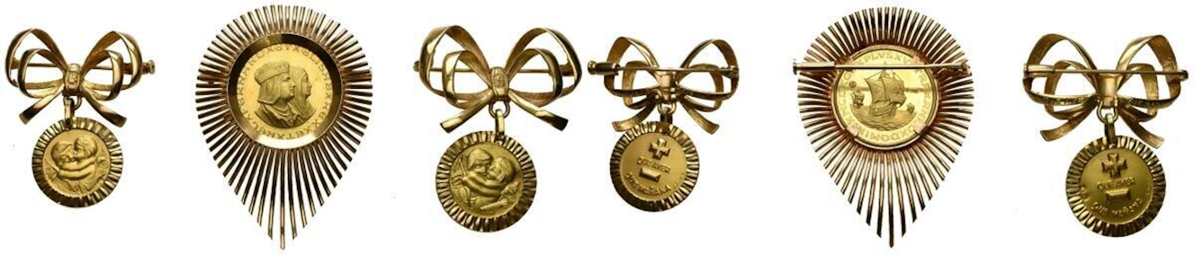 Conjunto de medallas de oro engarzadas como joyas
