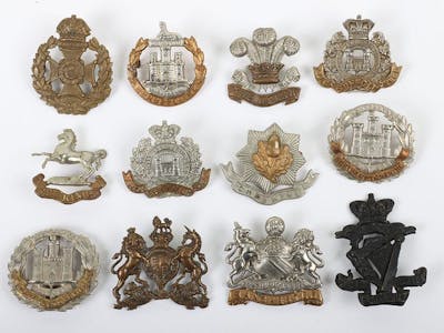 Grouping of Victorian / Edwardian Regimental Cap Badges | Barnebys