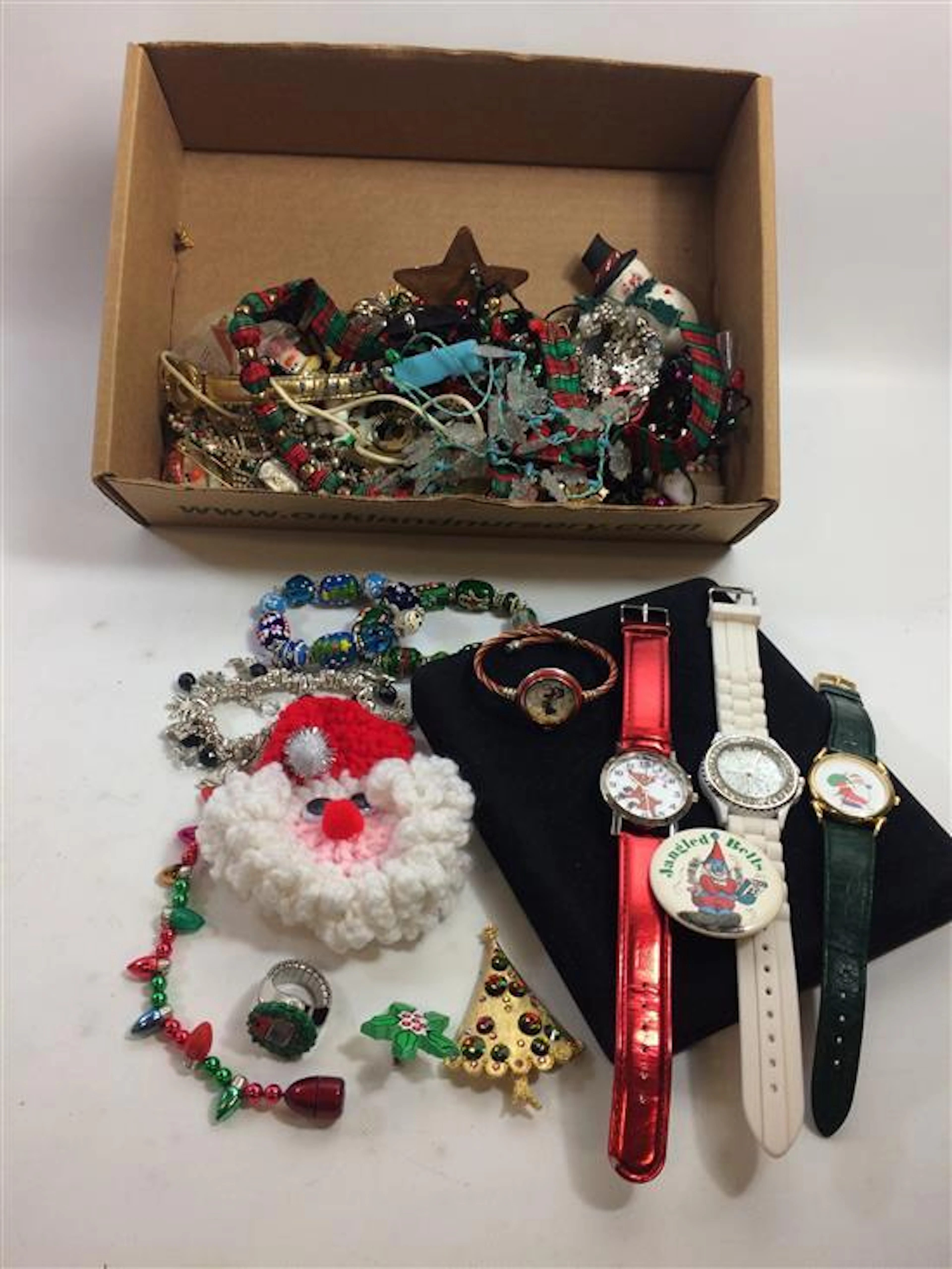 BOX LOT CHRISTMAS JEWELRY INCLUDING SEASONAL PINS
