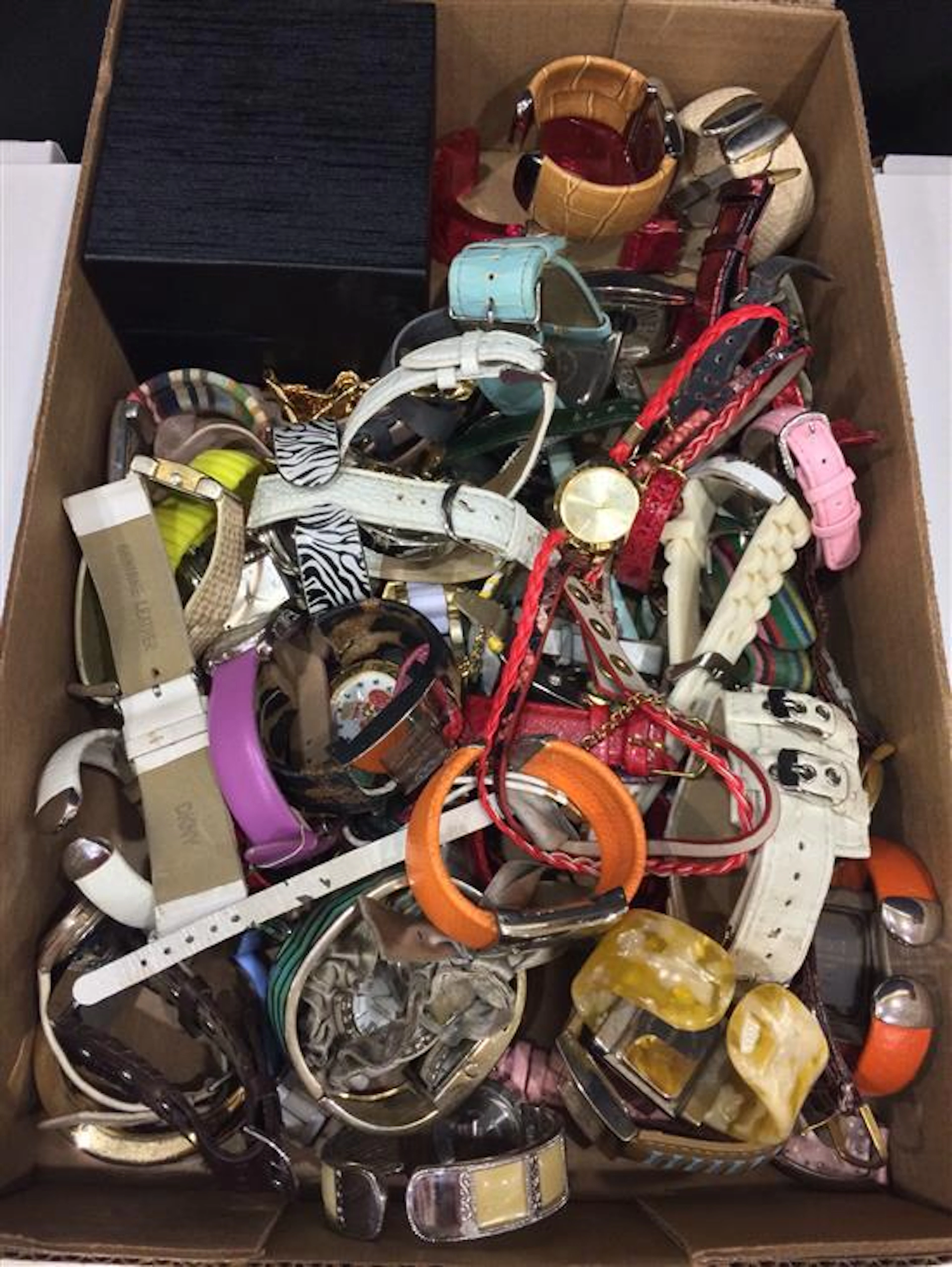 LOT OF APPROXIMATELY TWO DOZEN ASSORTED (COLORFUL) LADIES...