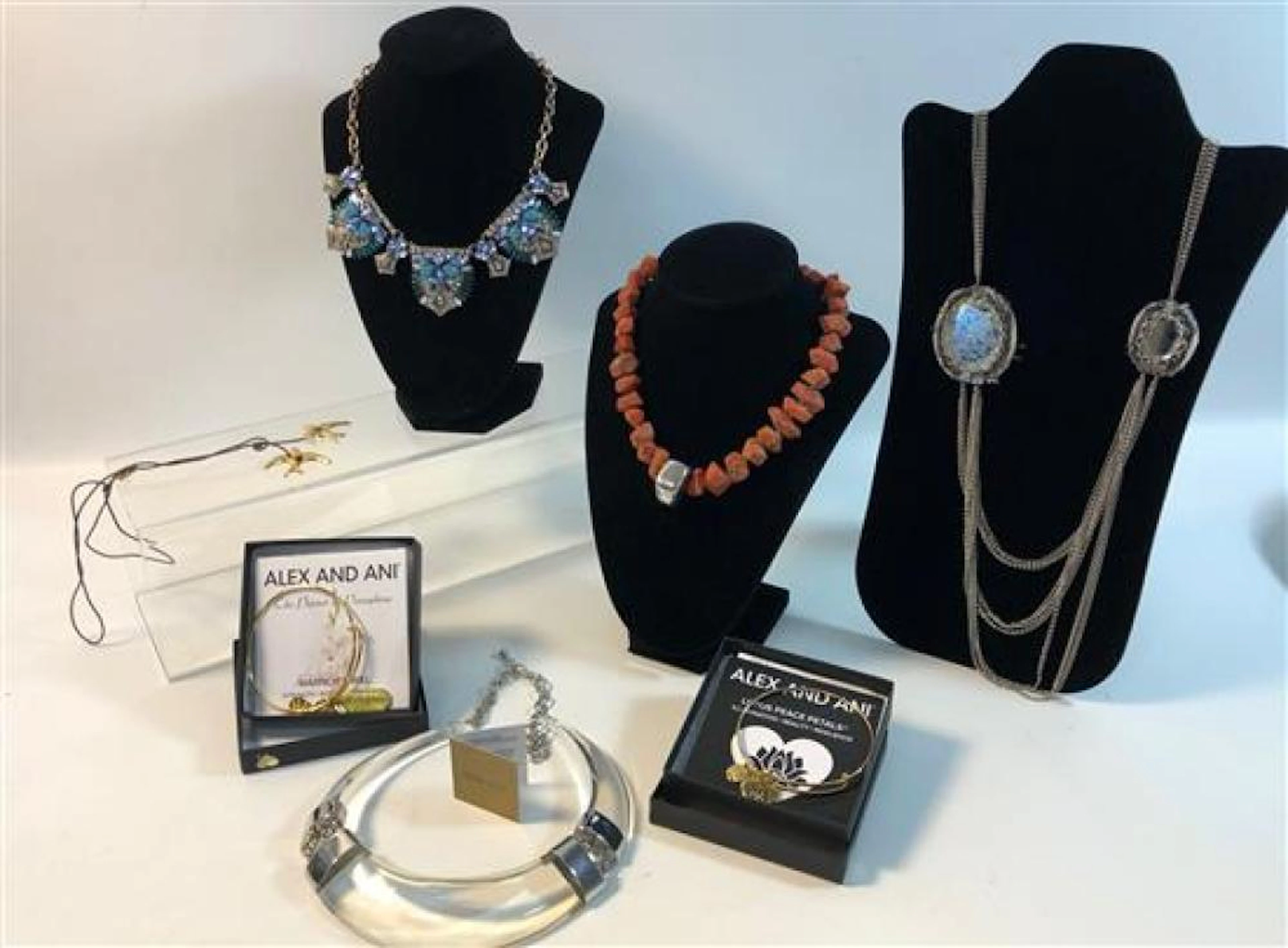 LOT ASSORTED FASHION JEWELRY AND ACCESSORIES