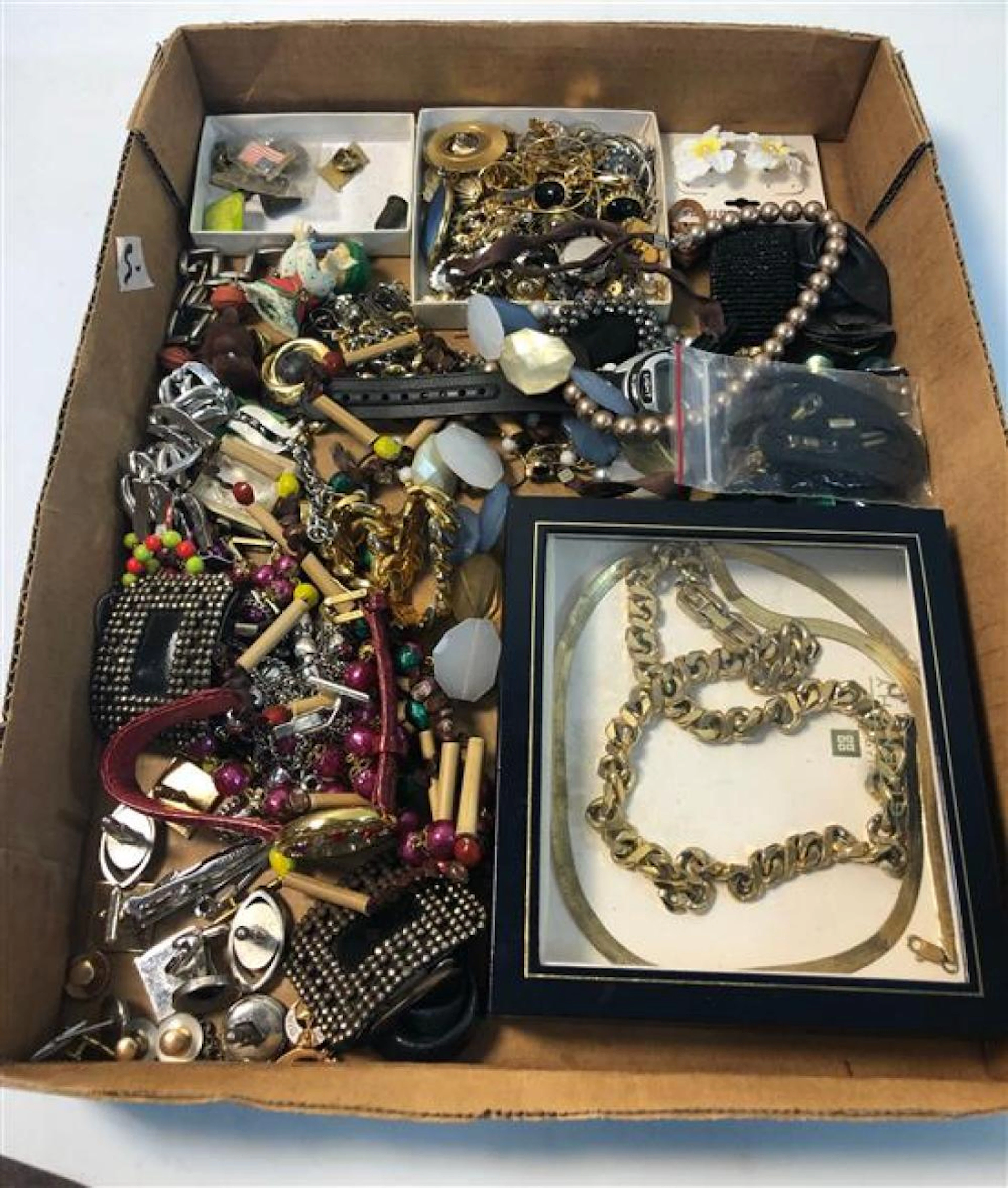 LOT ASSORTED FASHION AND COSTUME JEWELRY AND ACCESSORIES