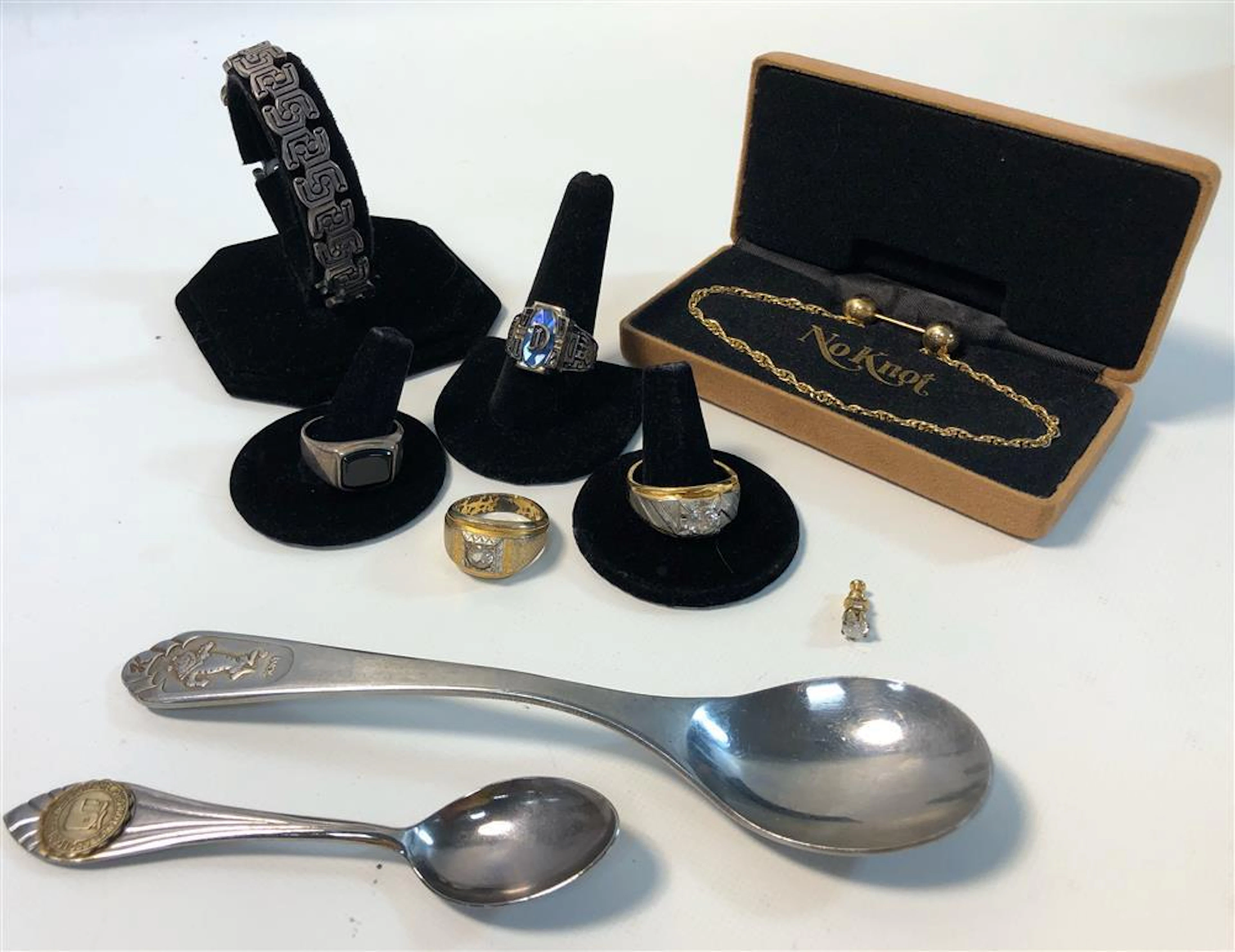 LOT OF ASSORTED JEWELRY AND ACCESSORIES