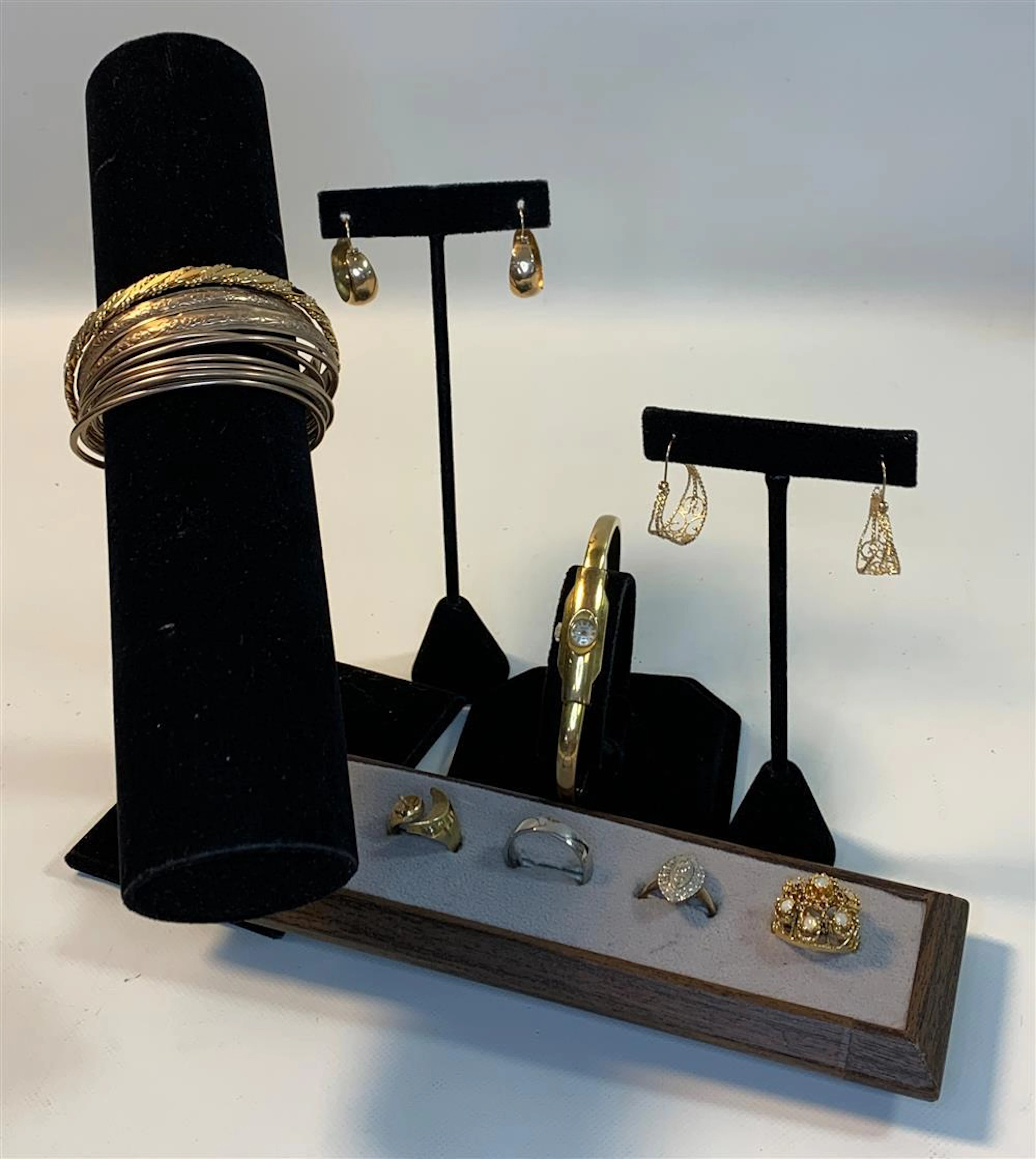 GOLD AND GOLD TONE FASHION ACCESSORIES