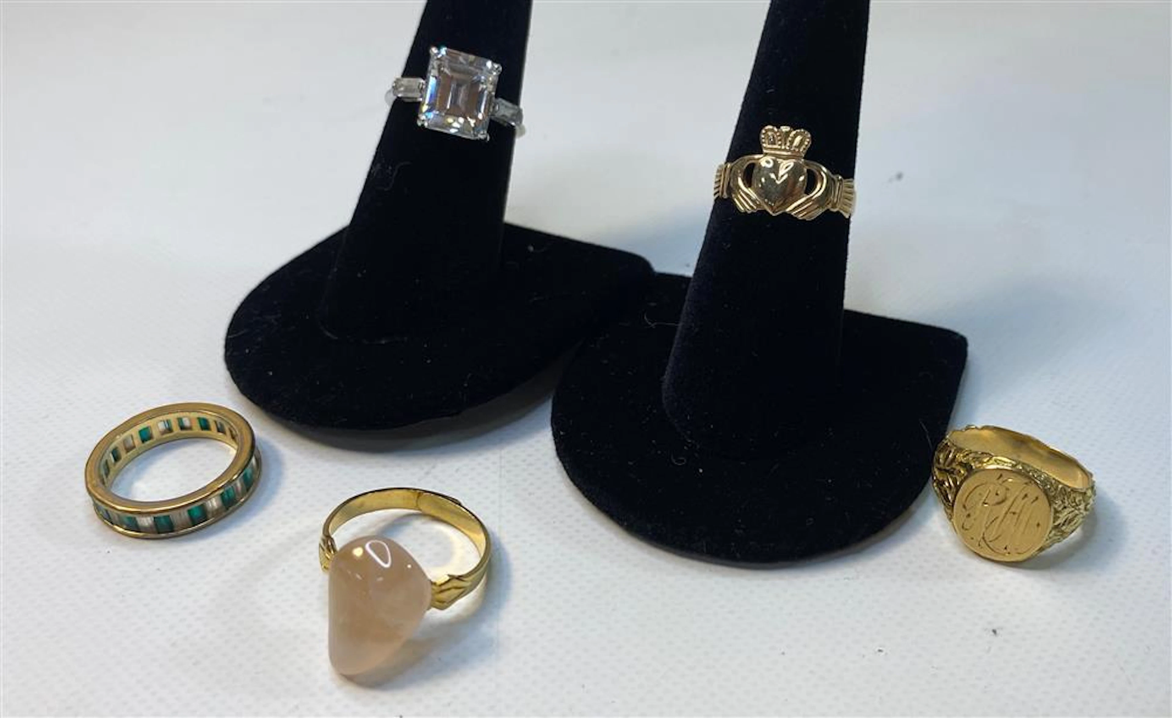 FIVE GOLD AND GOLD TONE FASHION RINGS