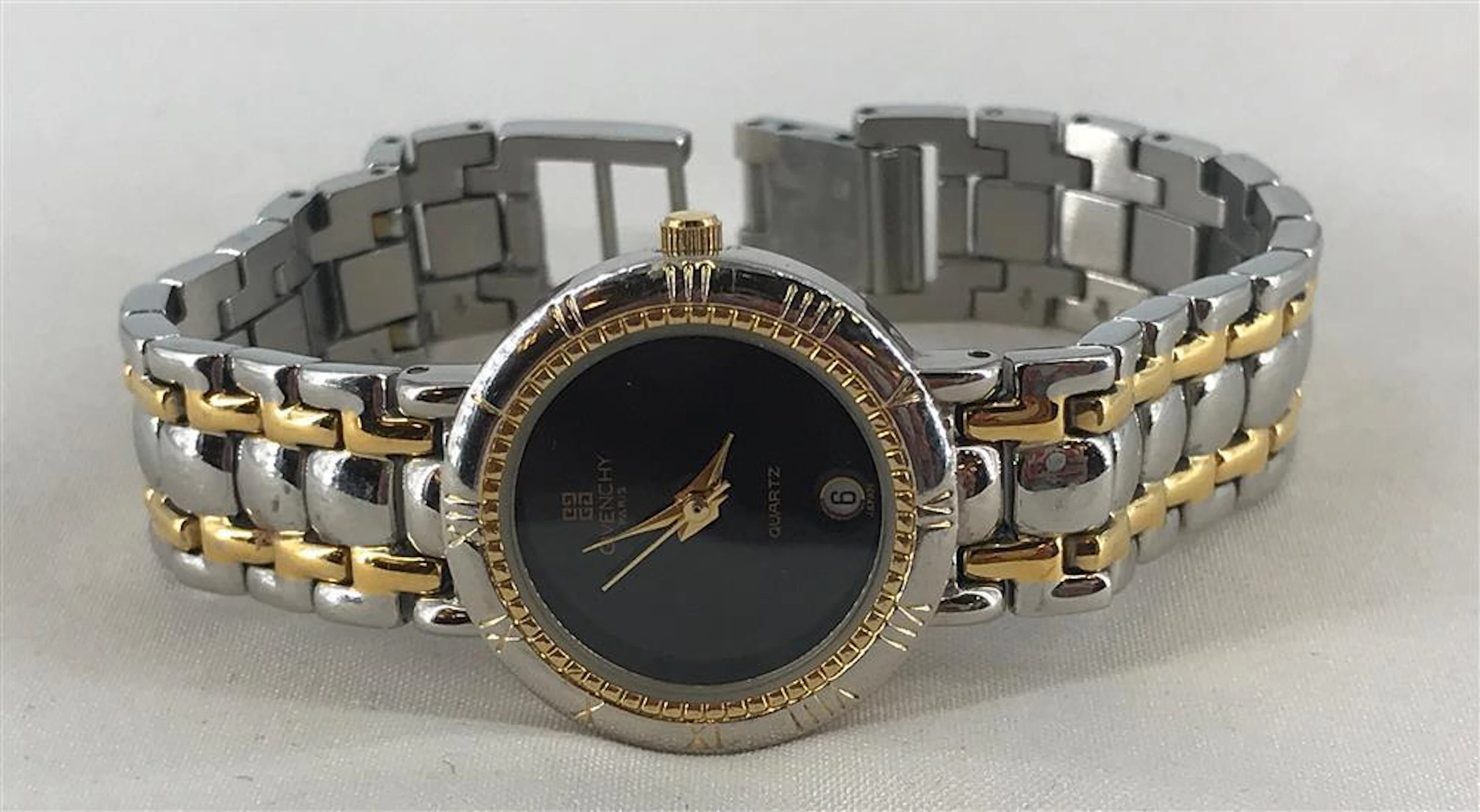 DESIGNER WRIST WATCH