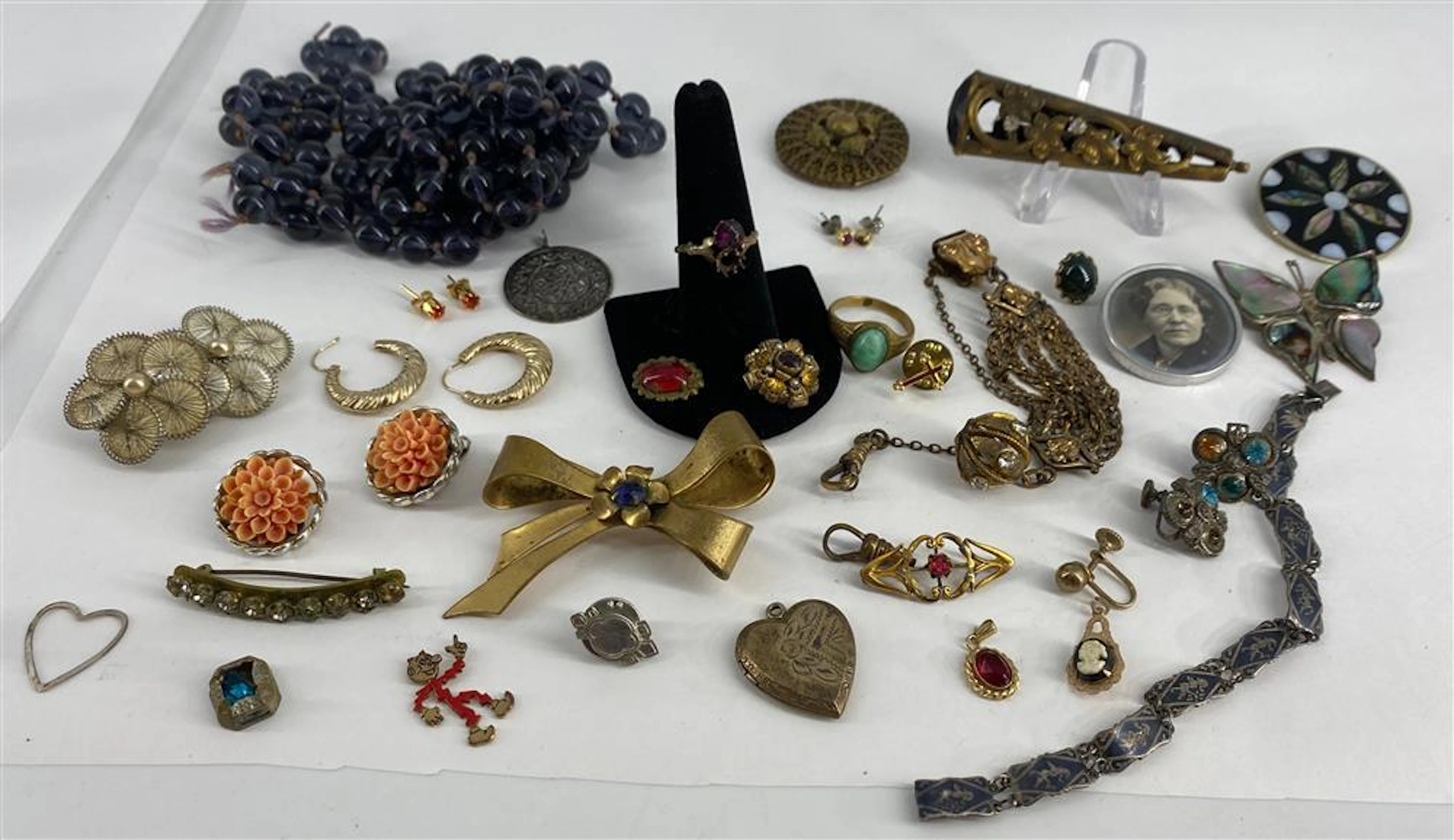 LOT OF VINTAGE TO MODERN JEWELRY AND ACCESSORIES