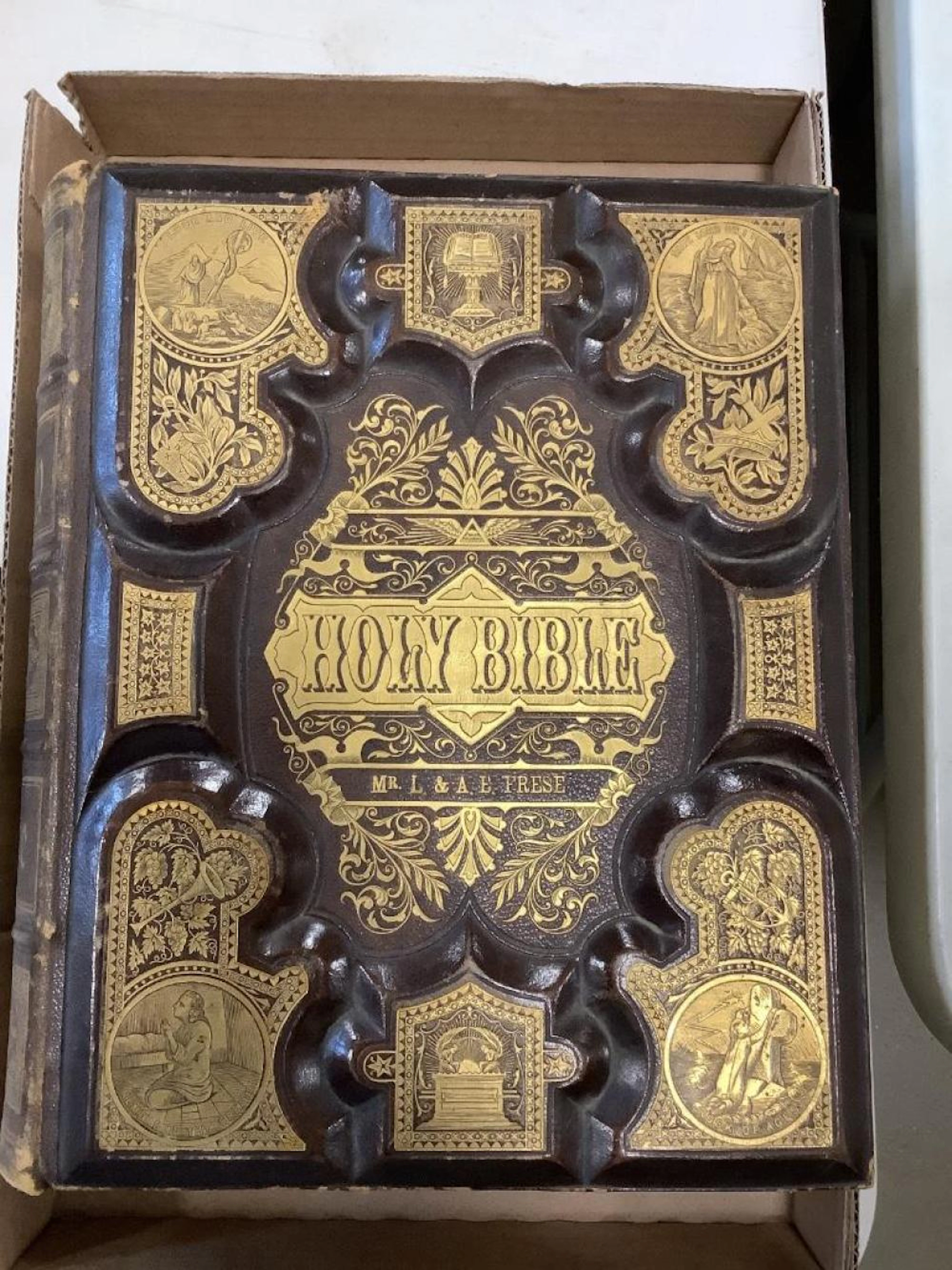 The complete domestic Bible.Containing the new and old testament